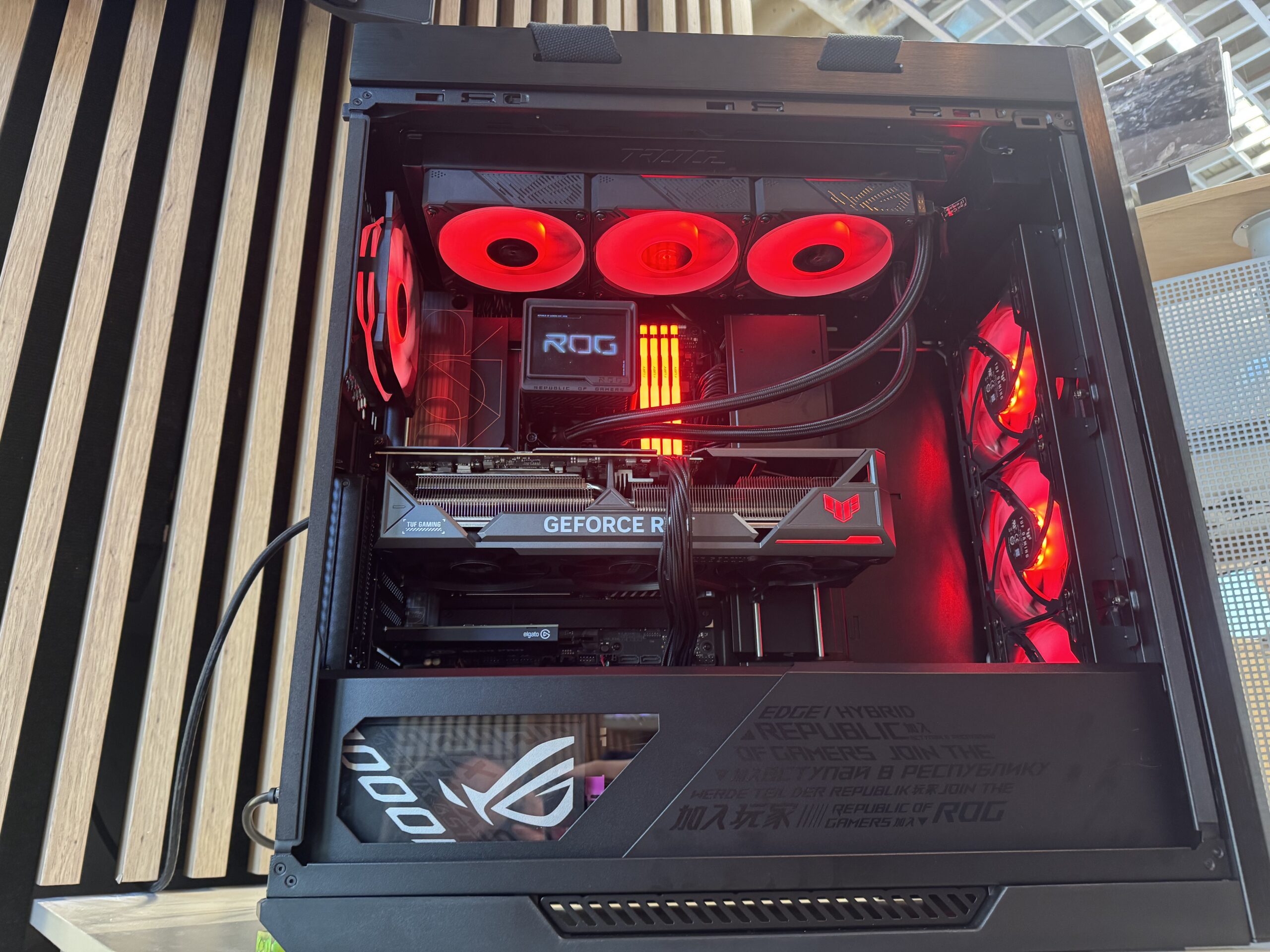 Hotová herná PC zostava s ROG komponentmi a červeným podsvietením