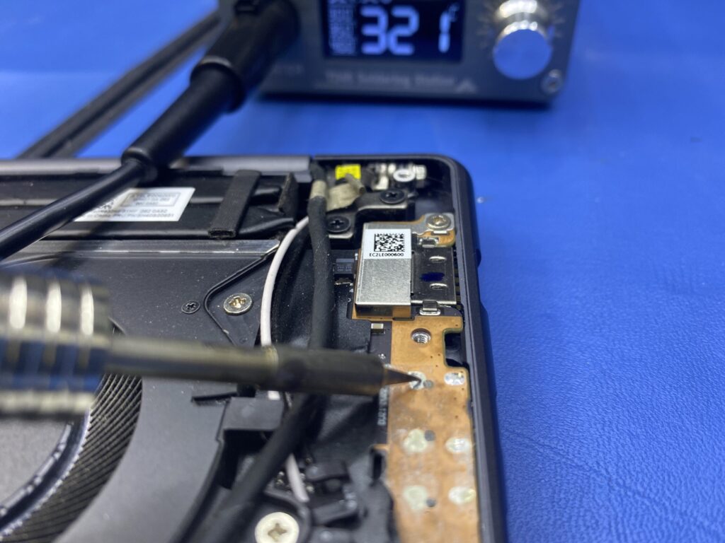 Lokálna oprava spájkovaných spojov napájacieho USB-C konektora Lenovo Yoga.