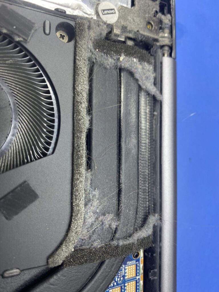 Nález pred čistením Lenovo IdeaPad Pro 5i a zdokumentovaný servis.