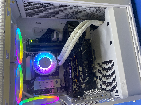 Biela zostava Core Ultra 7 265KF a RTX 5070 s otvorenou bočnicou
