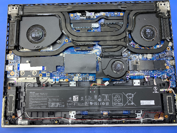 Notebook ASUS ROG počas servisu chladenia a testu stability