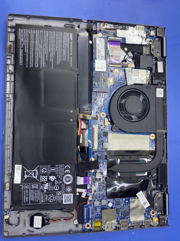 Vnútro notebooku Acer počas servisu chladiaceho systému