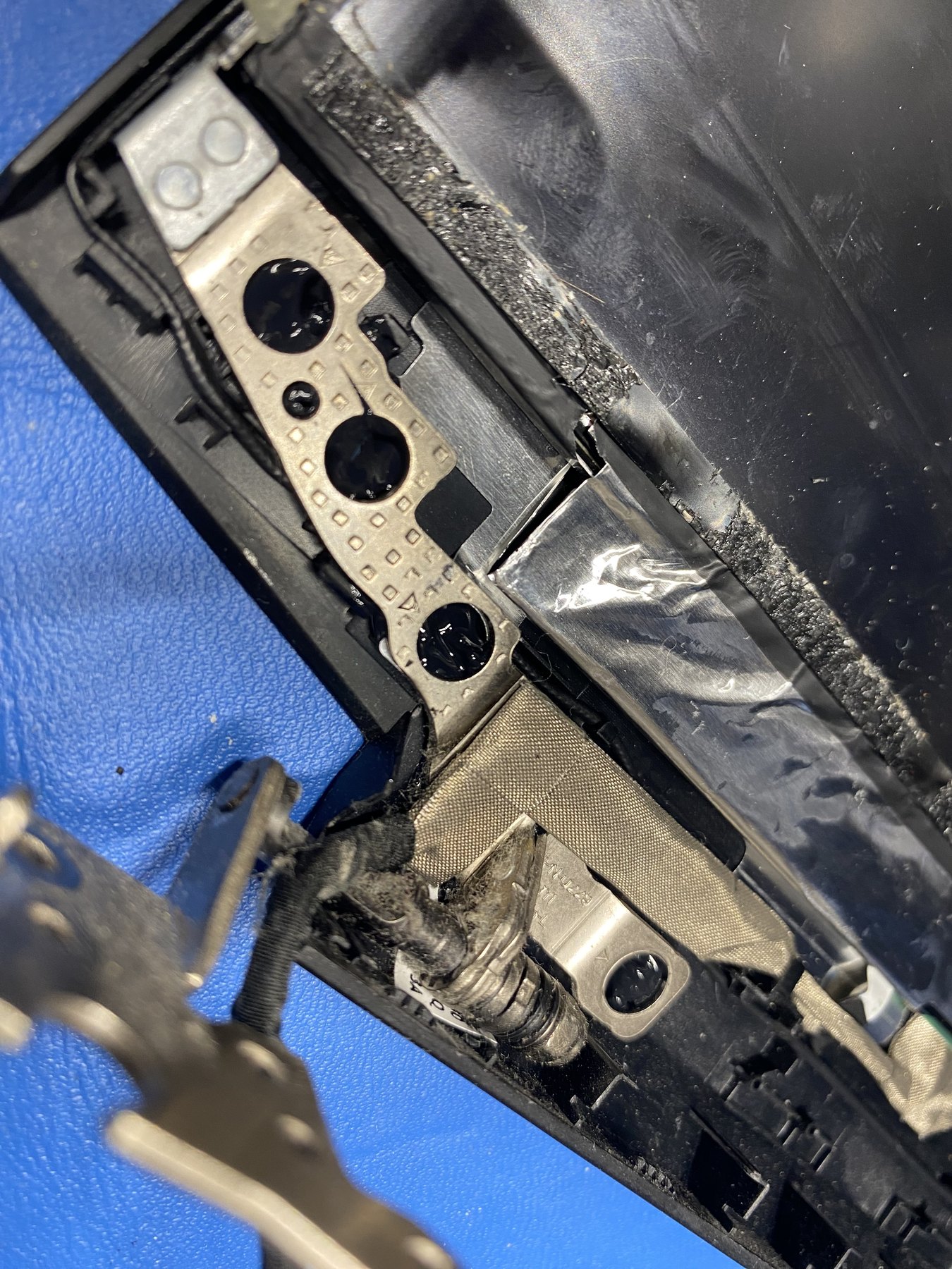 Detail pántu a okolia pred uzavretím opravy; kontroluje sa nosná plocha, poloha mechanizmu a priestor pre kabeláž.