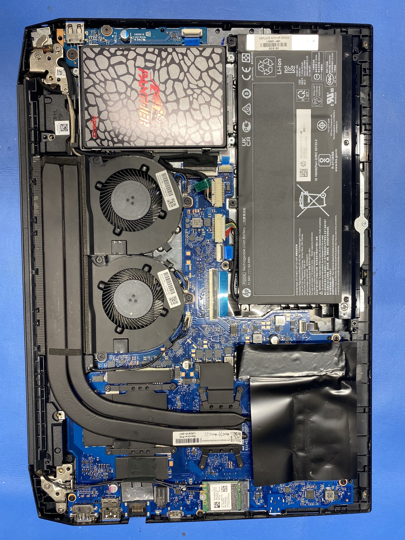 Vnútorná zostava HP počas kompletizácie po mechanickej oprave pántu.