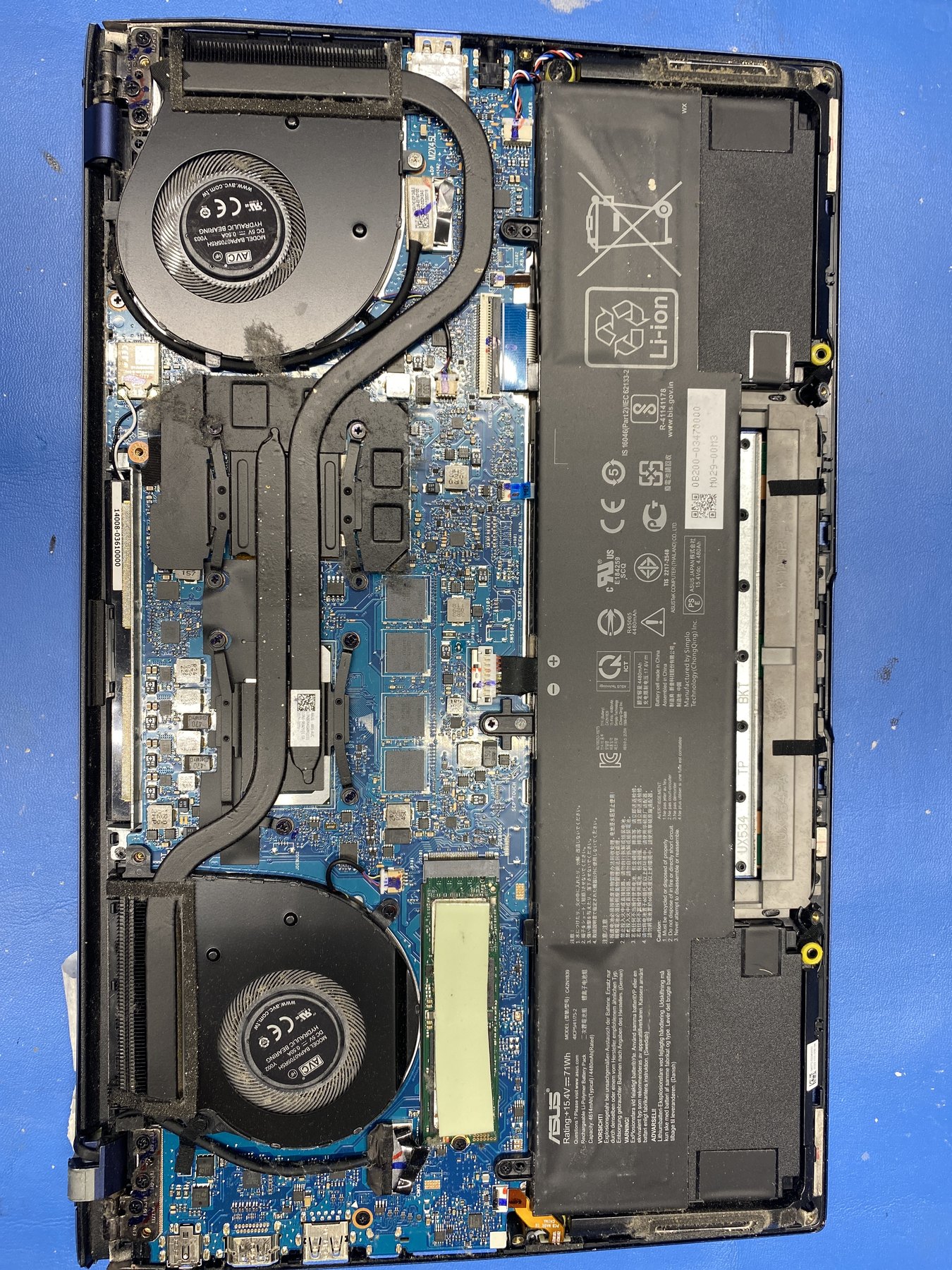 ASUS počas demontáže a spätnej montáže LCD zostavy s kontrolou pántov a vedenia káblov.