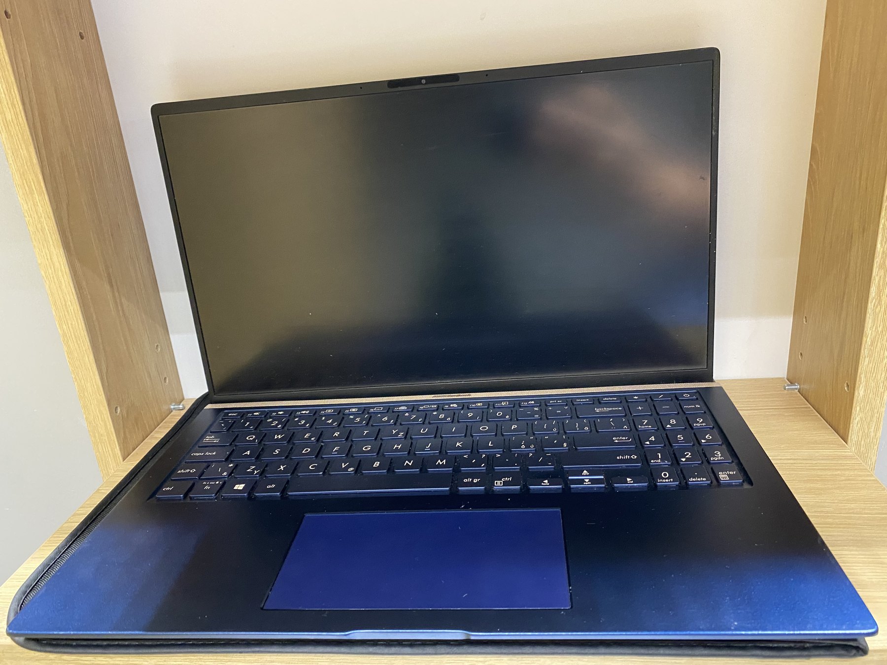 ASUS UX533FTC po oprave pri záverečnom teste zobrazovania a mechaniky veka.