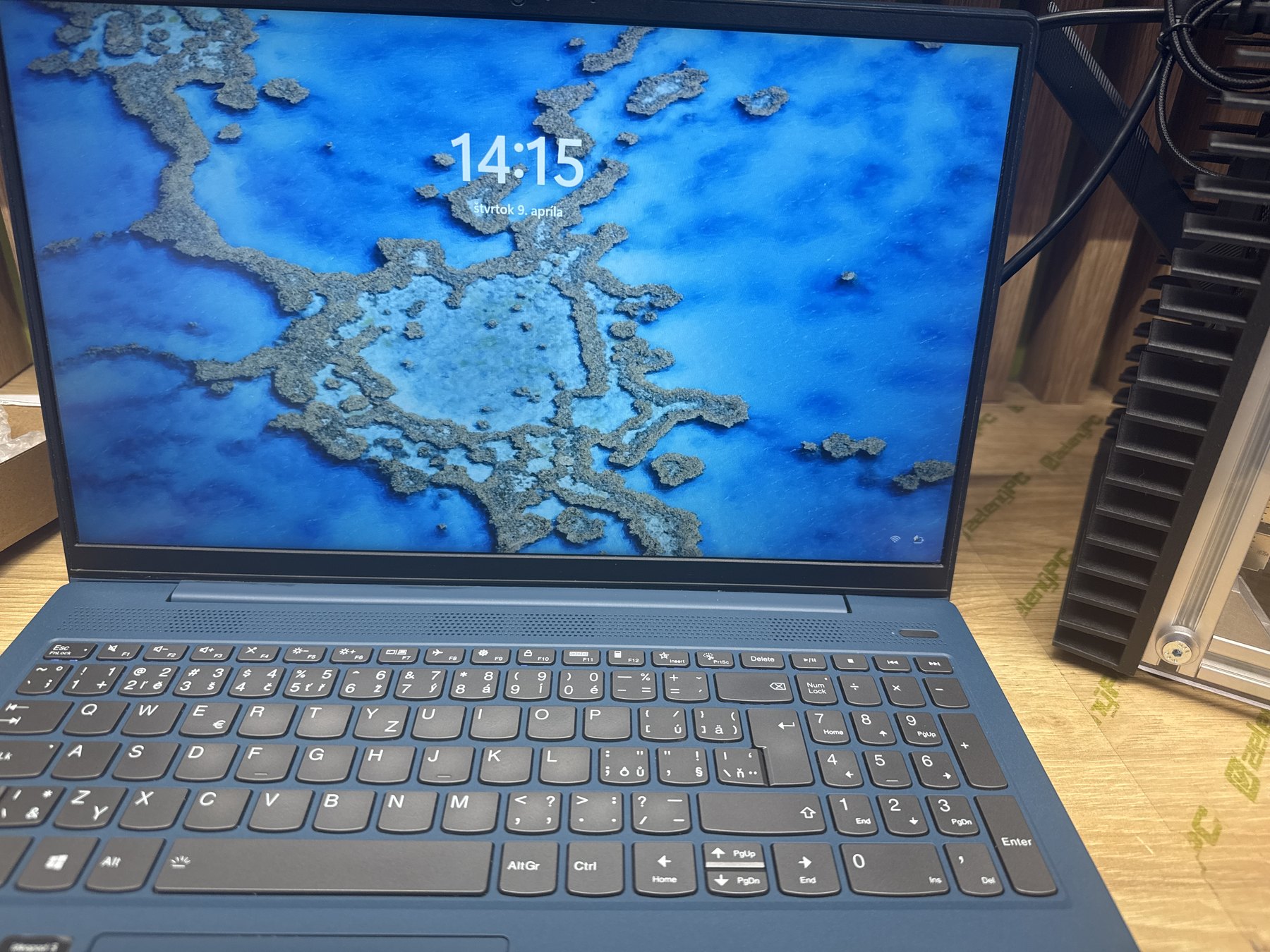 Lenovo IdeaPad 5 po oprave pri záverečnej kontrole: displej je funkčný a veko drží v otvorenej polohe.