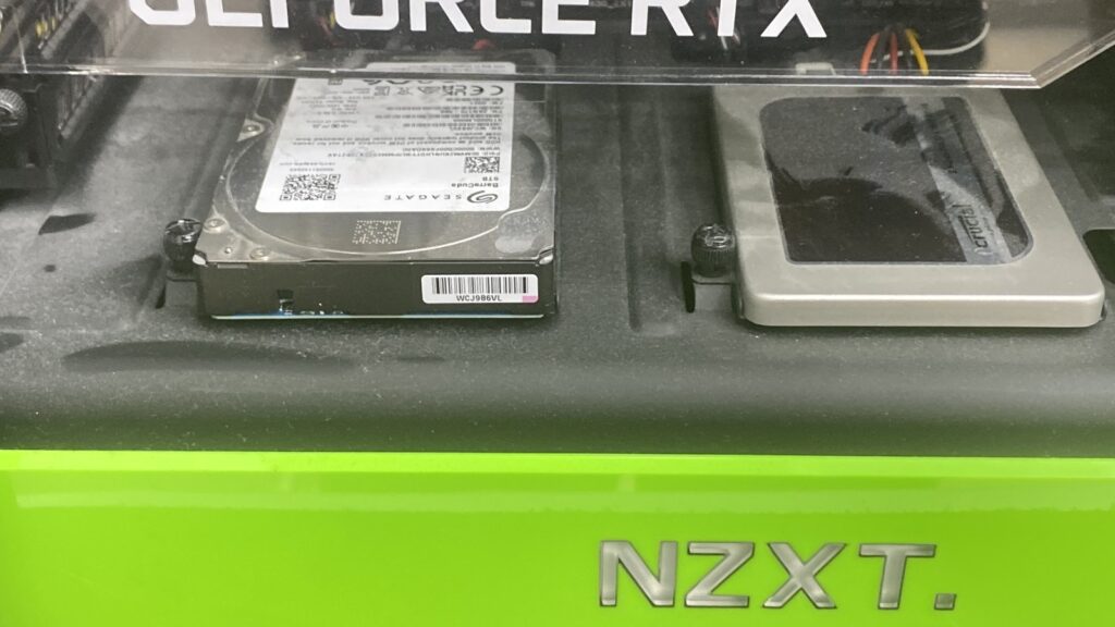 HDD a SSD v servisovanom počítači pred bezpečným vymazaním alebo presunom dát