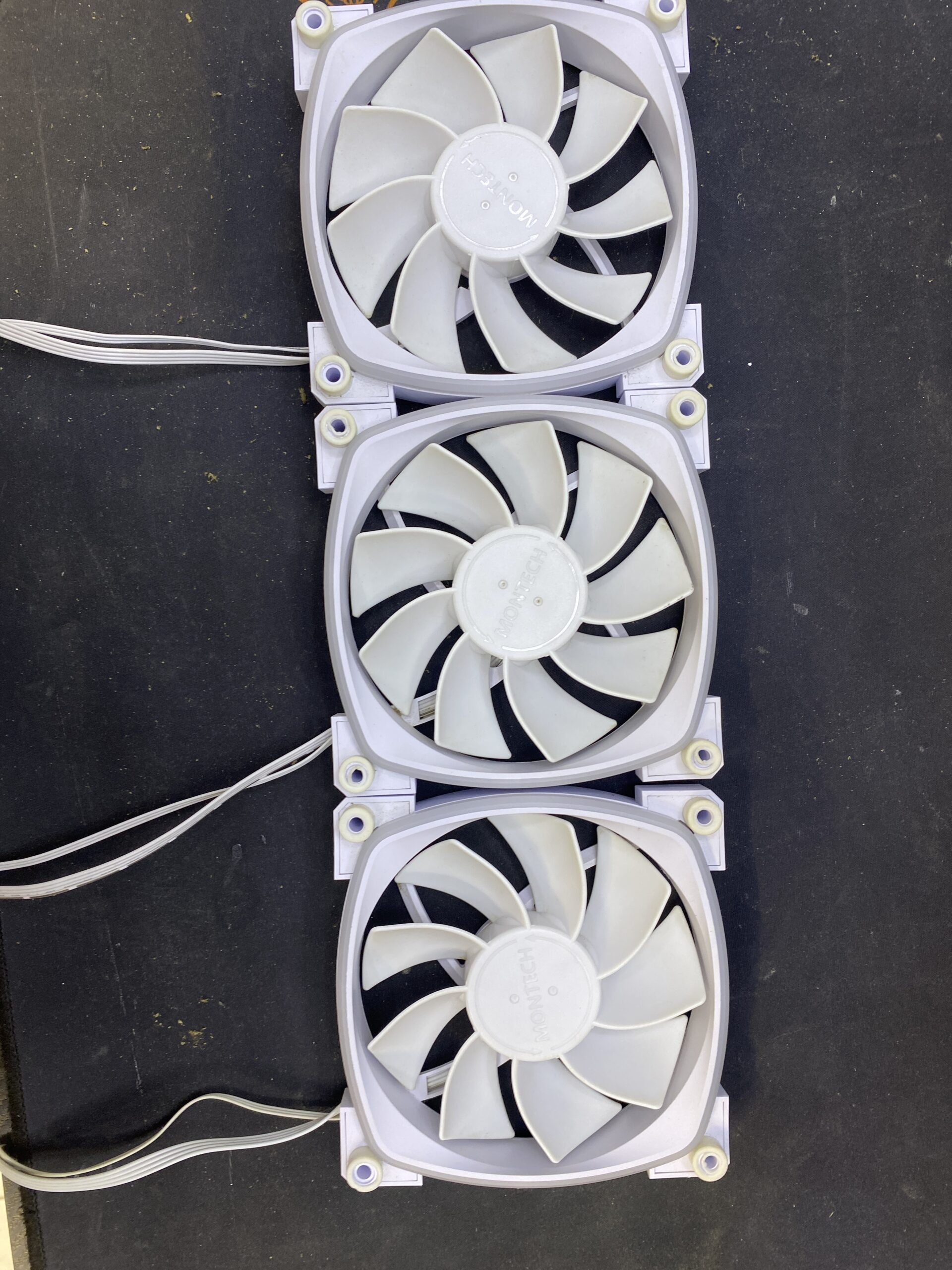 Tri ventilátory skrinky herného PC po dôkladnom vyčistení v servise FixKING.