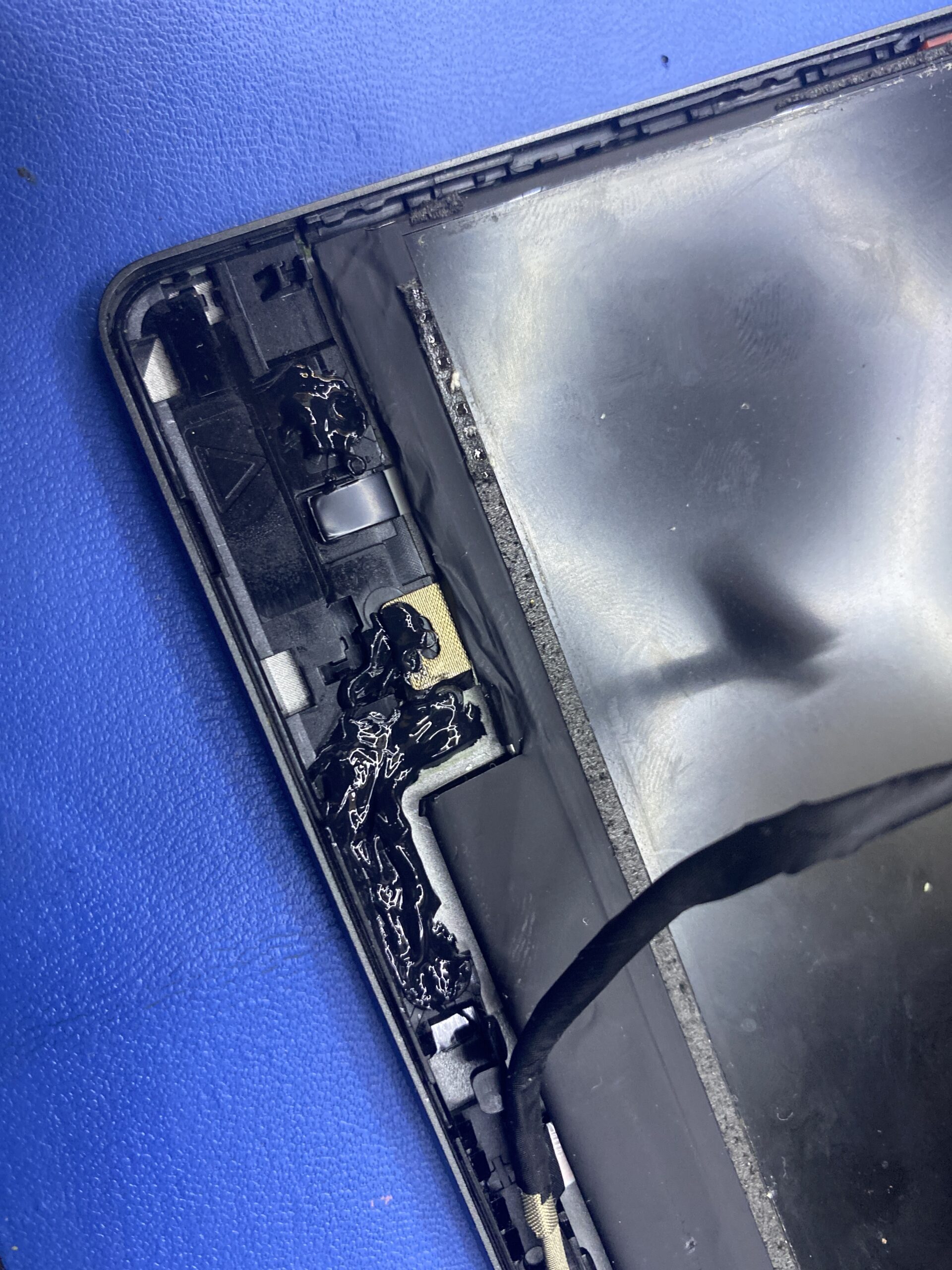 Detail opravy nosnej časti uchytenia pántu v demontovanom veku Lenovo 15ITL05.