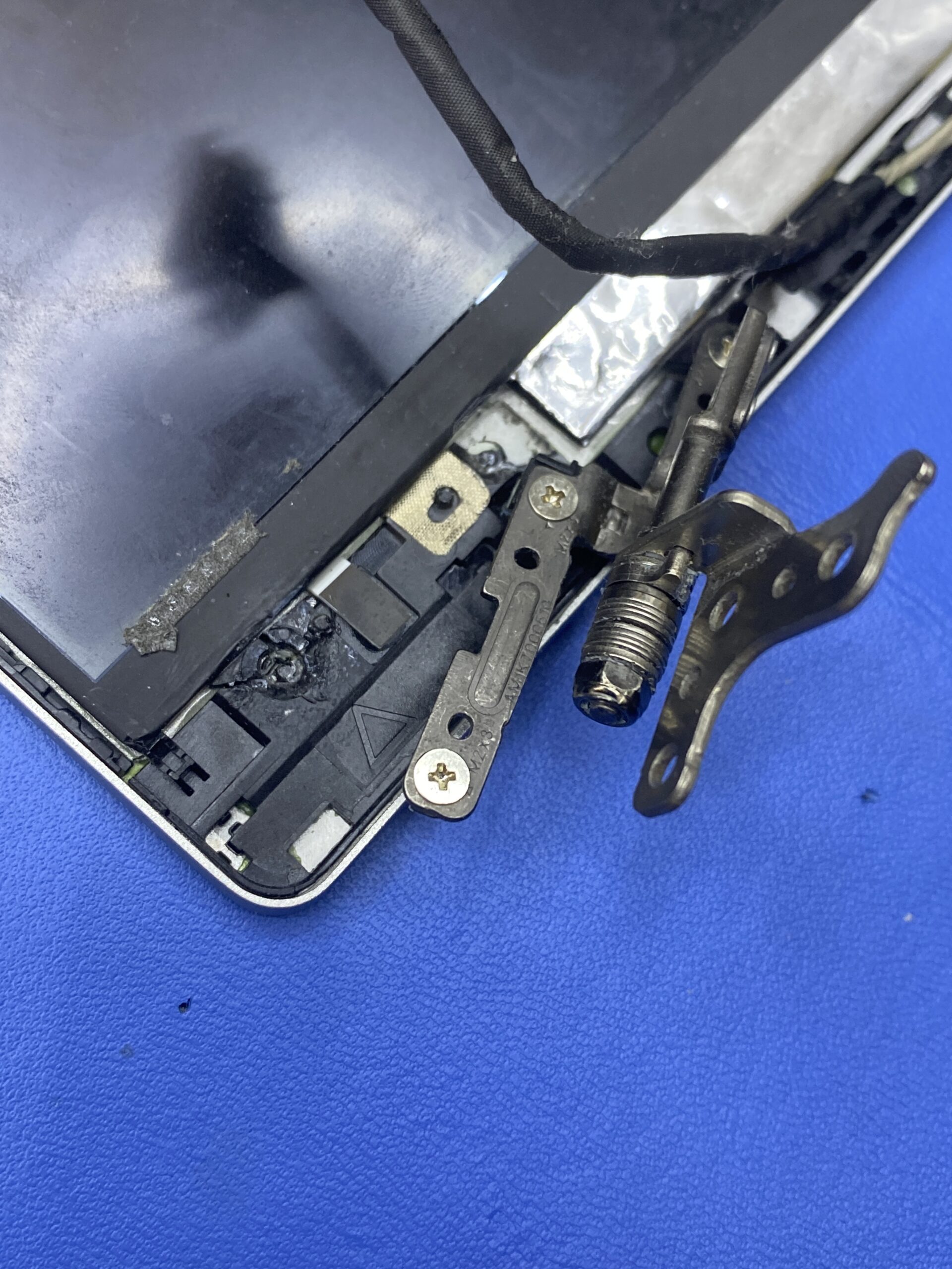 Poškodené úchyty ľavého pántu Lenovo IdeaPad 5