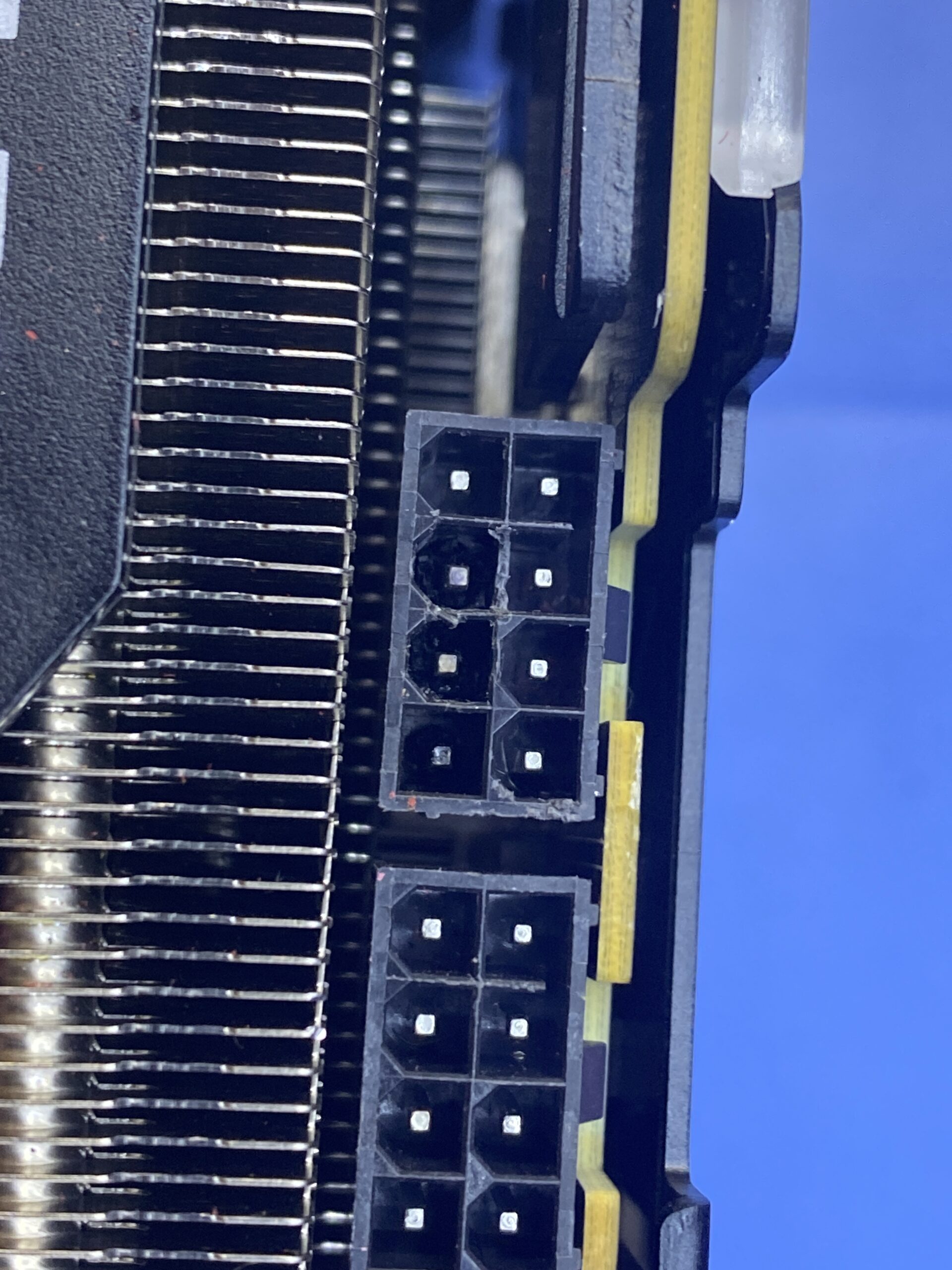 Poškodené plasty 8-pinového konektora MSI RTX 3070