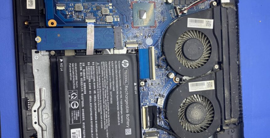 Otvorený notebook HP počas identifikácie komponentov a diagnostiky