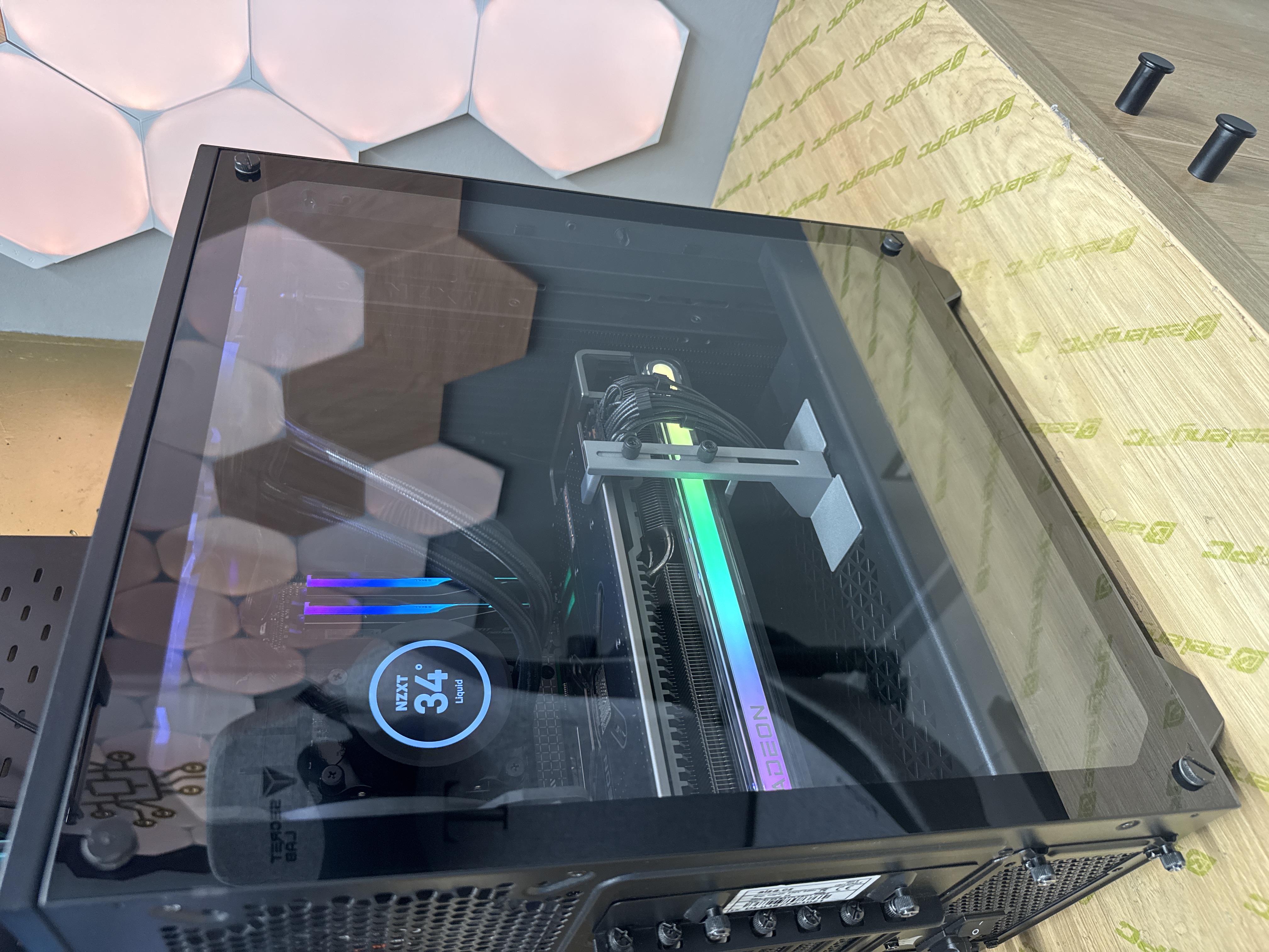 Zostavený desktop s vodným chladením a grafikou Radeon počas výstupnej kontroly.