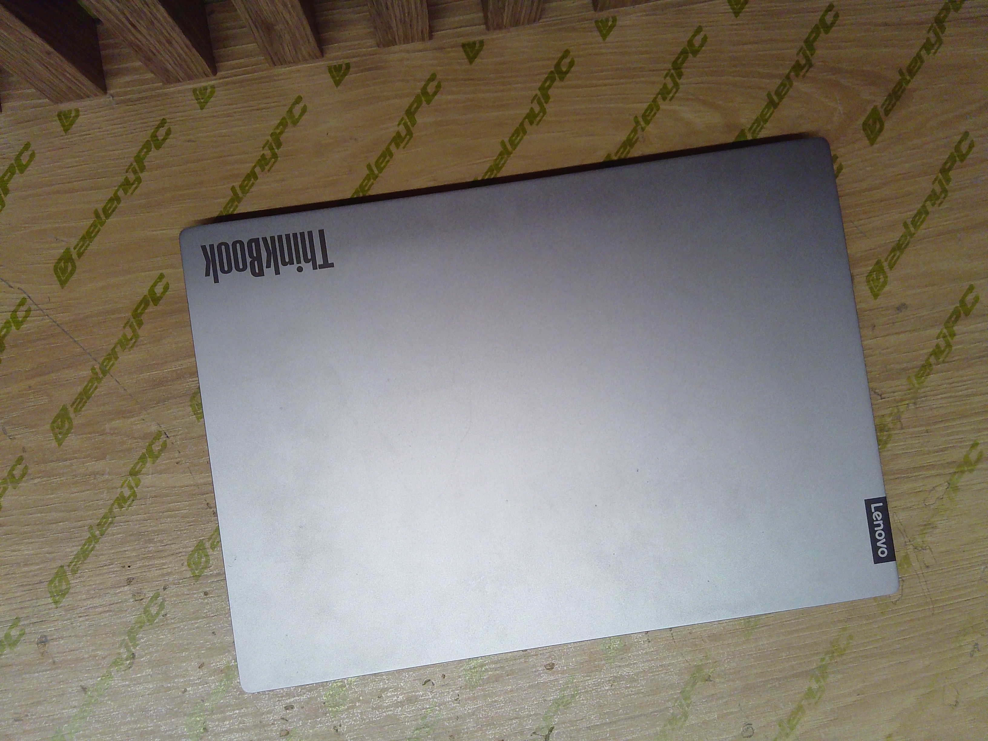 Veko notebooku pri vstupnej kontrole.