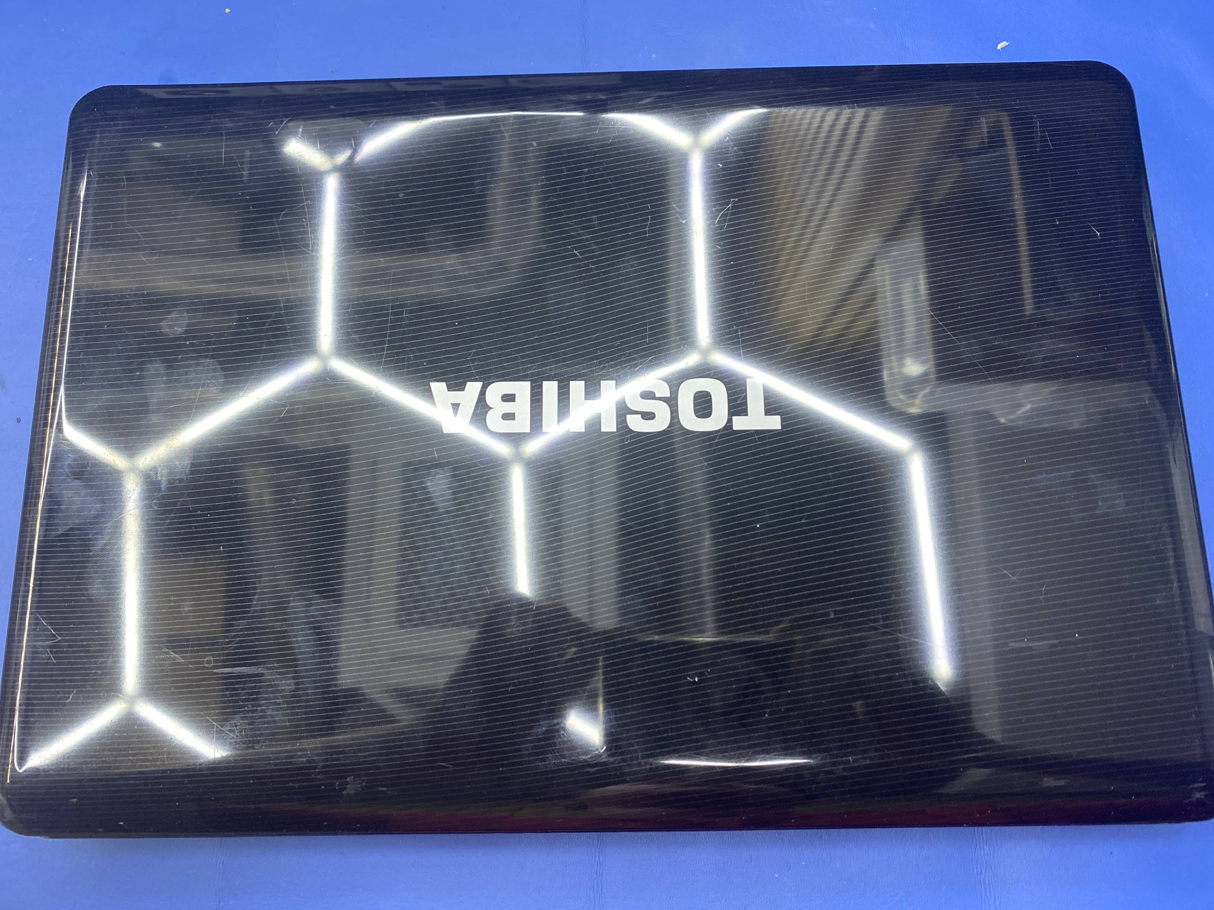 Toshiba pred servisom chladenia.