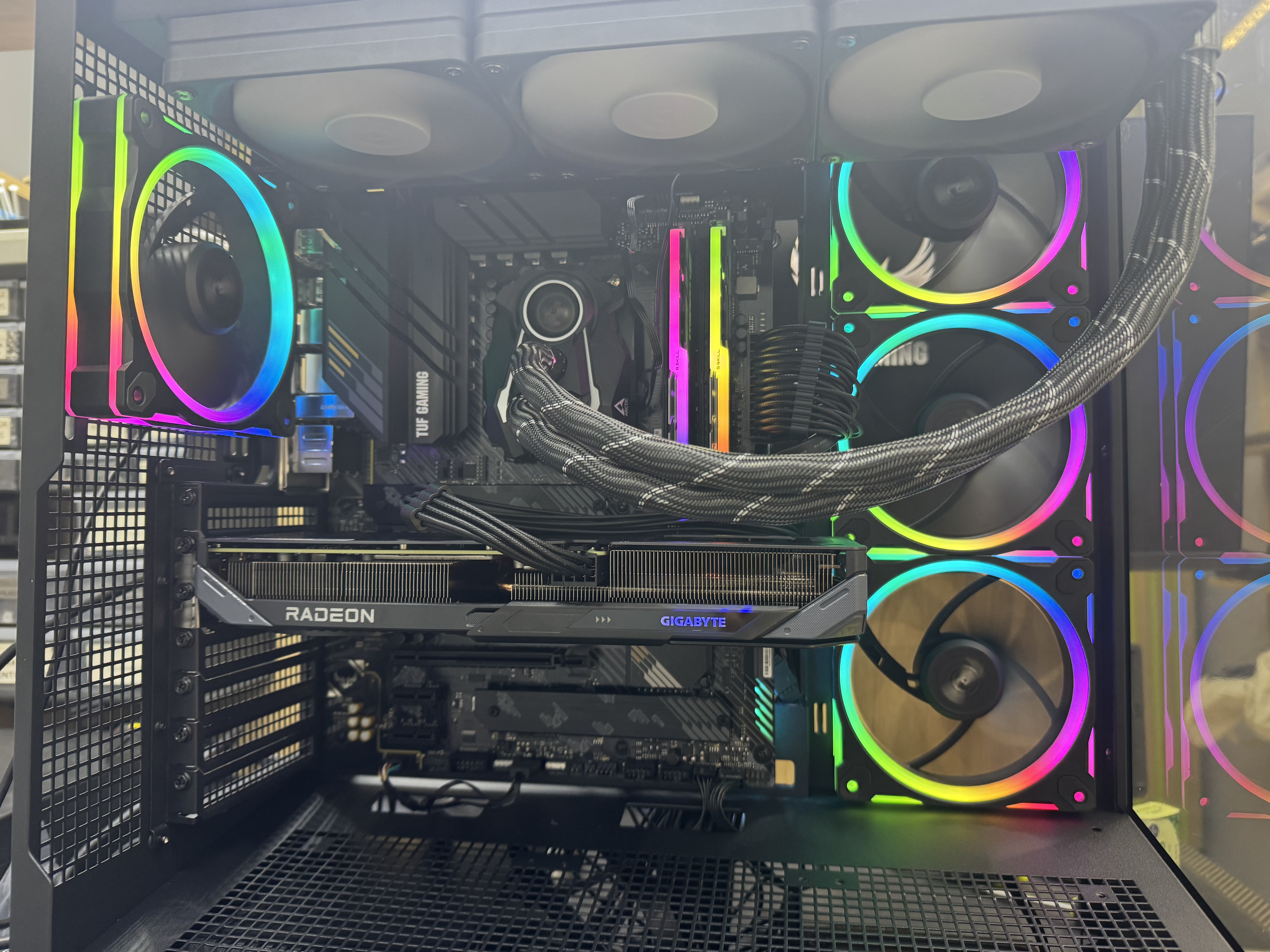 Nová platforma s osadeným chladením a grafikou Radeon.