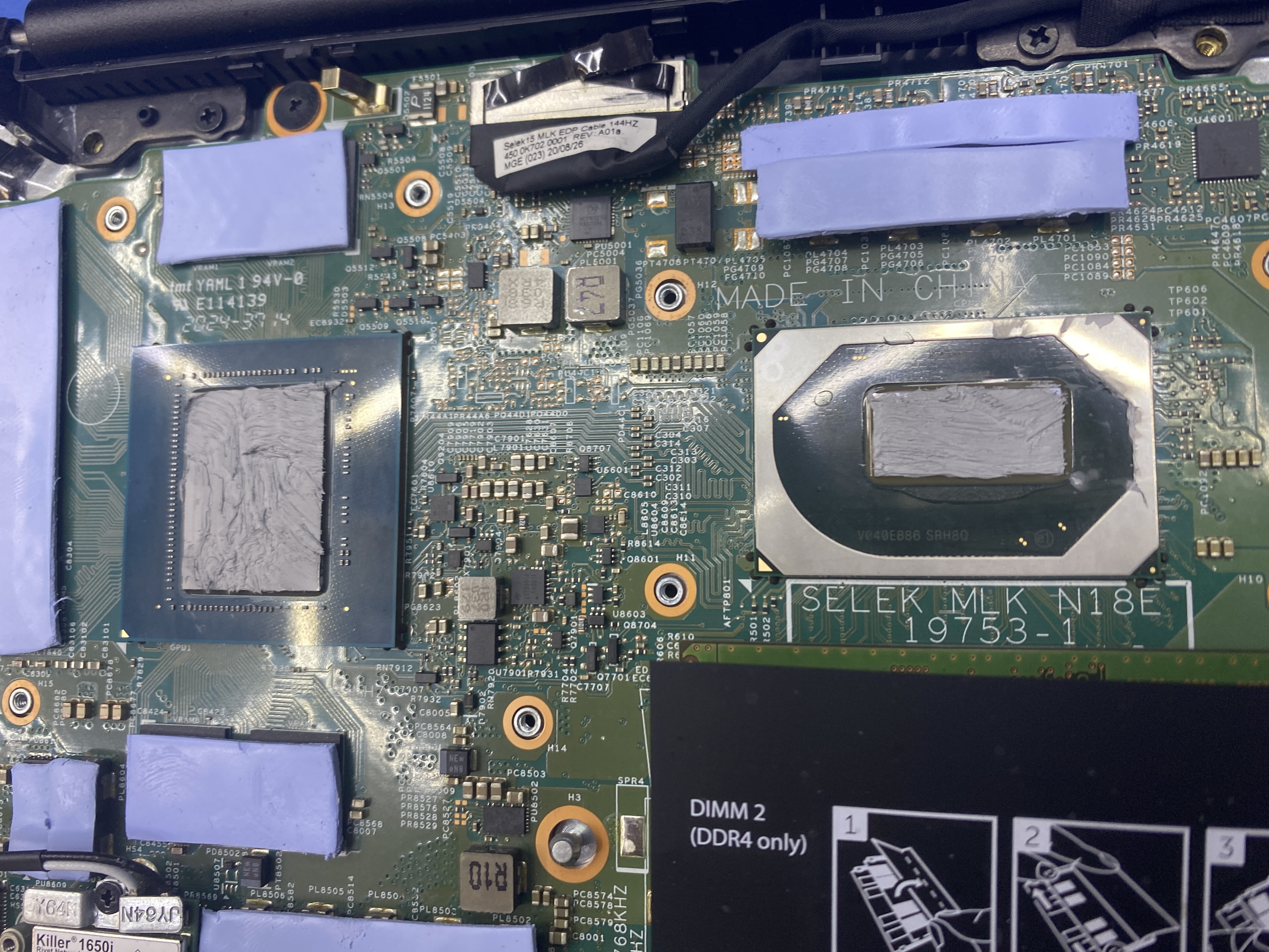 Obnovené teplovodivé materiály na CPU a GPU pred montážou chladiča.