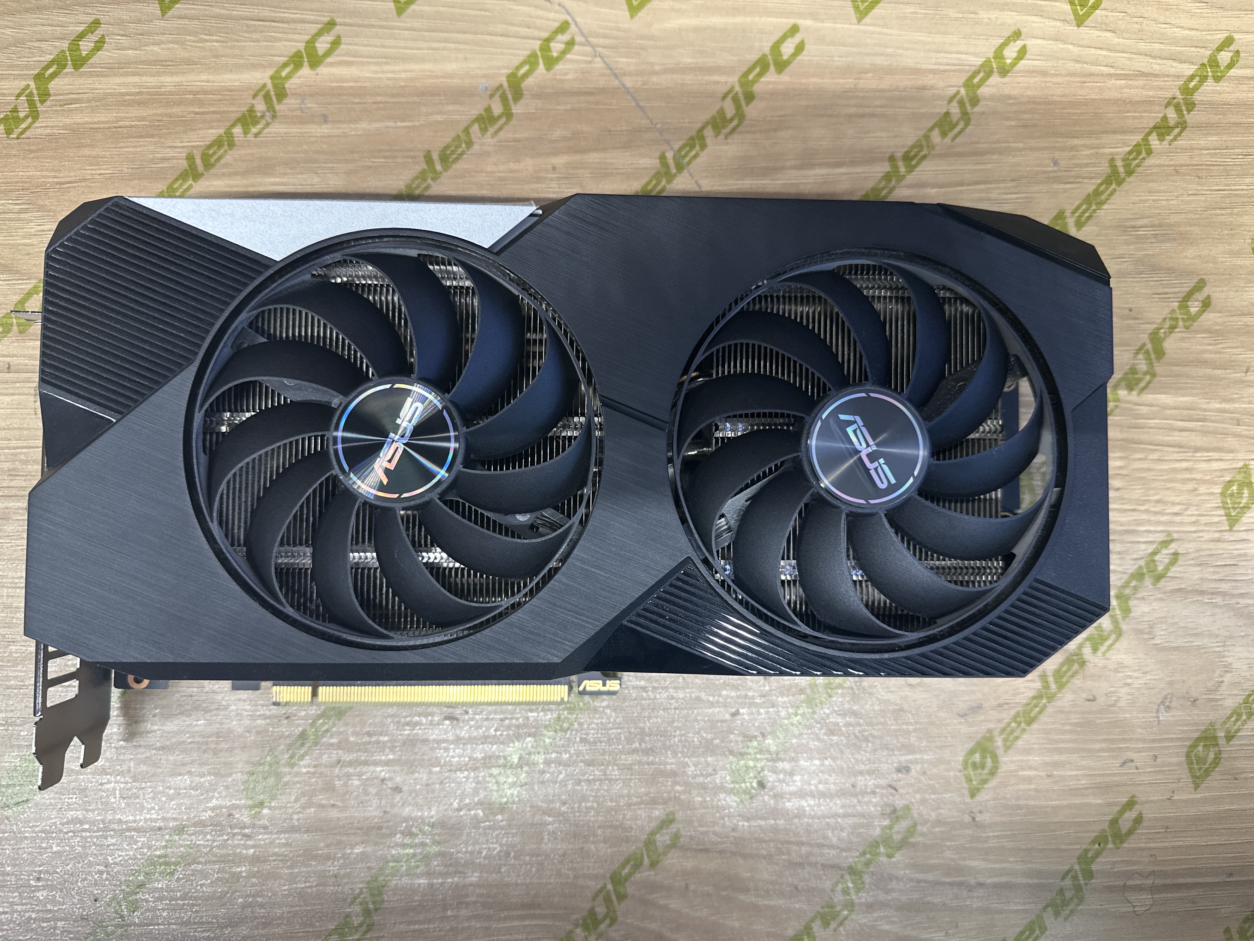 Grafická karta ASUS vybratá zo zostavy na samostatné overenie, aby sa oddelila chyba GPU od napájania alebo ostatných komponentov.