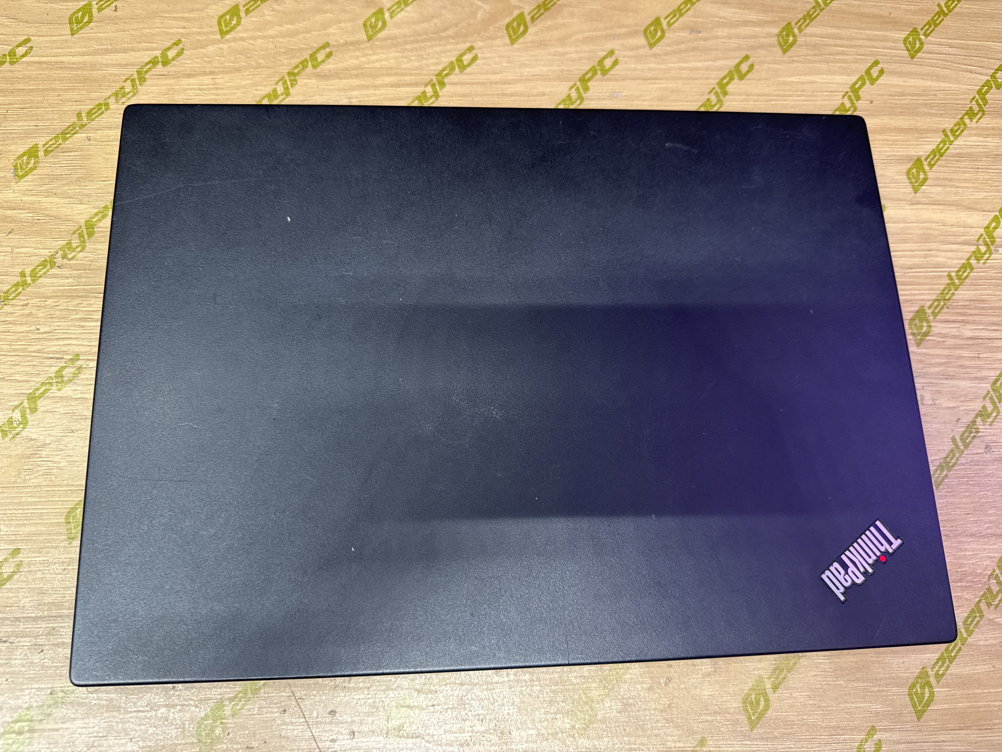 ThinkPad L490 pred opravou napájania.