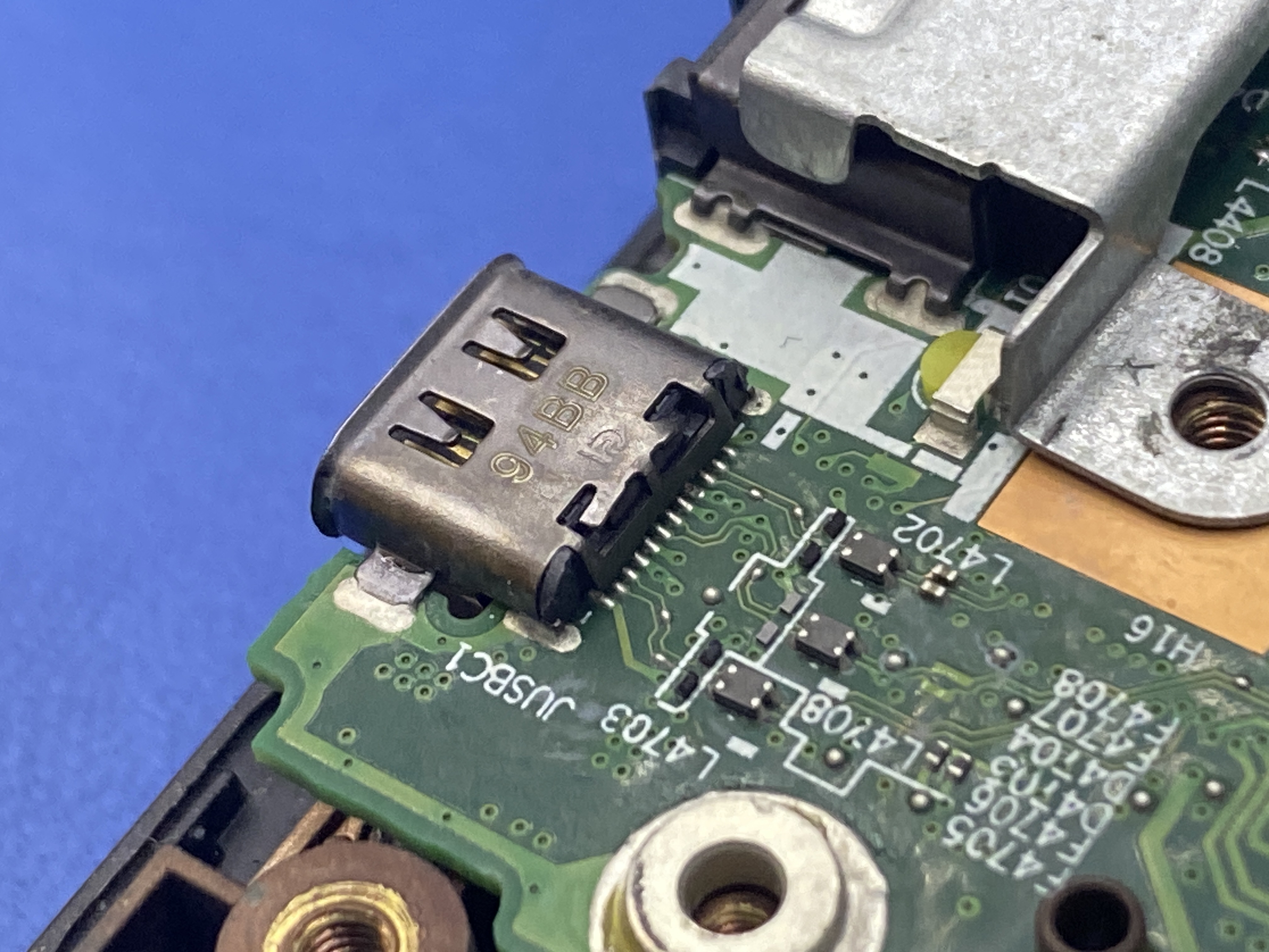 Kontrola osadenia a spojov USB-C konektora.
