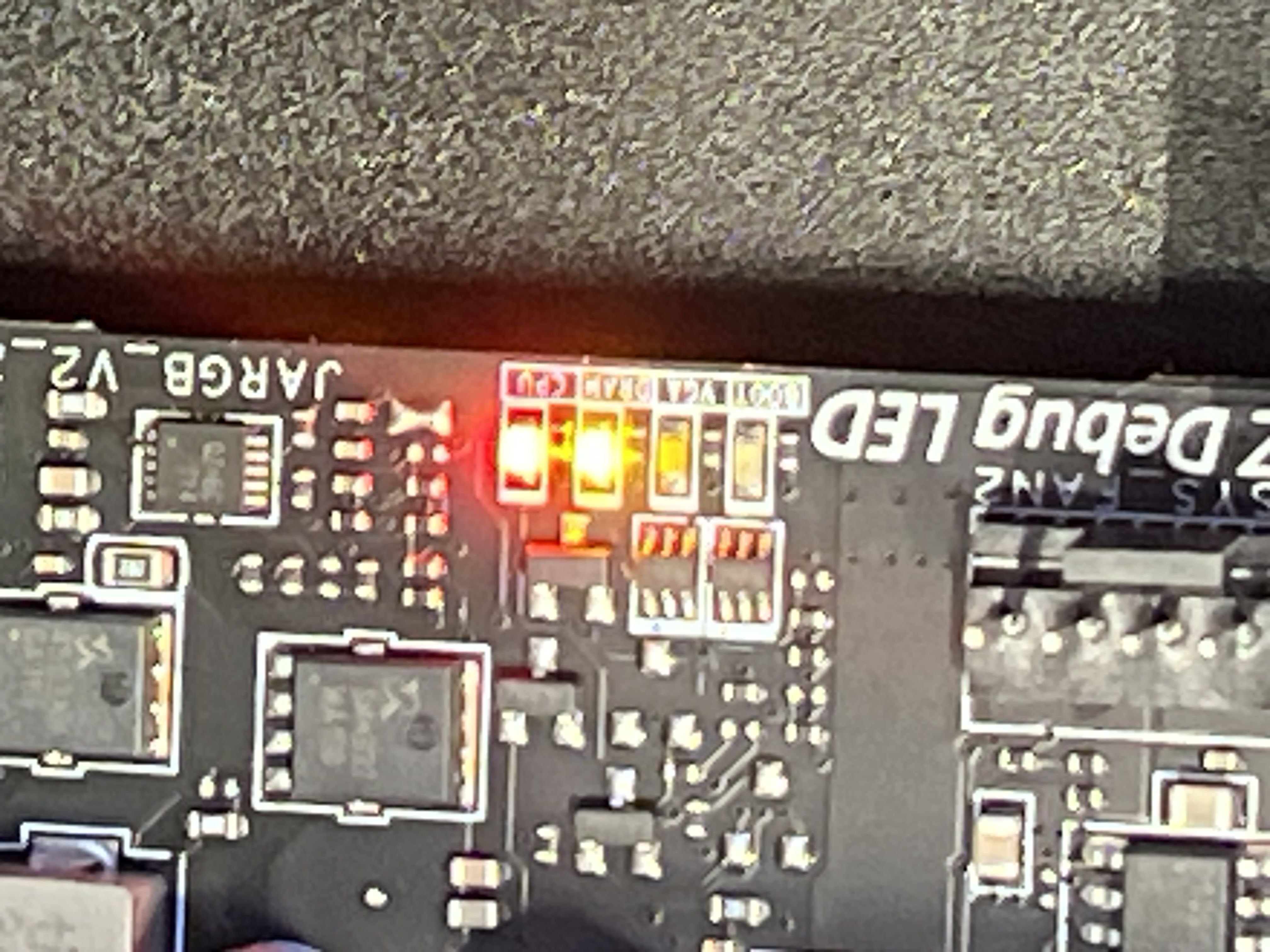 CPU a DRAM debug LED na základnej doske