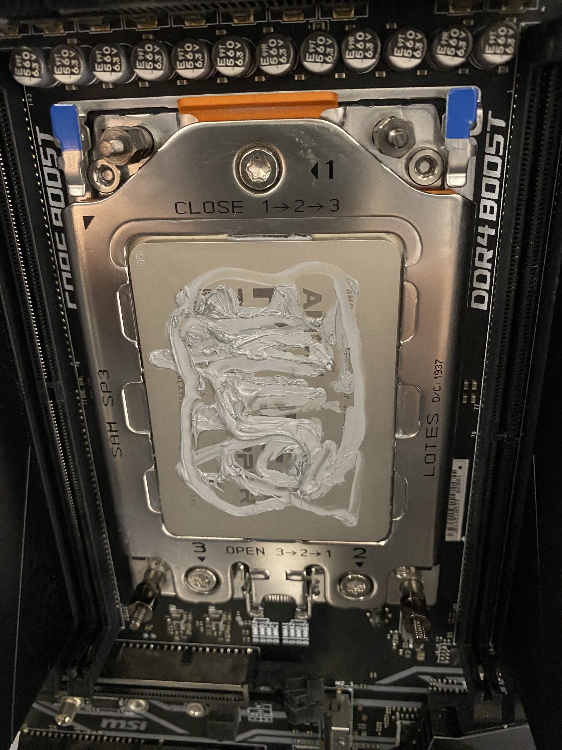 Nová teplovodivá pasta na procesore Threadripper.