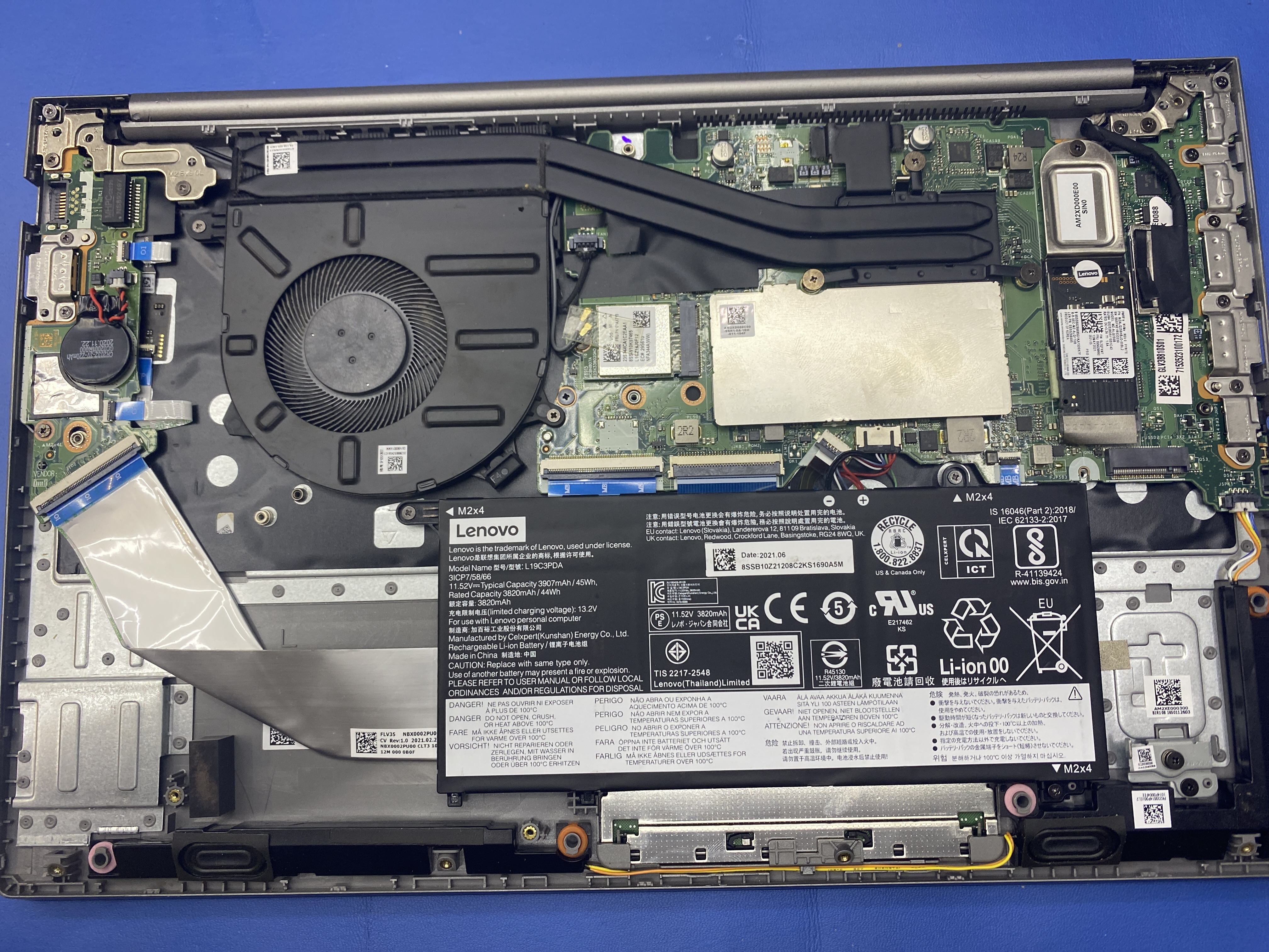 Lenovo ThinkBook 15 G3 ACL po demontáži spodného krytu; viditeľná je základná doska, chladenie, batéria a ľavá I/O dcérska doska.