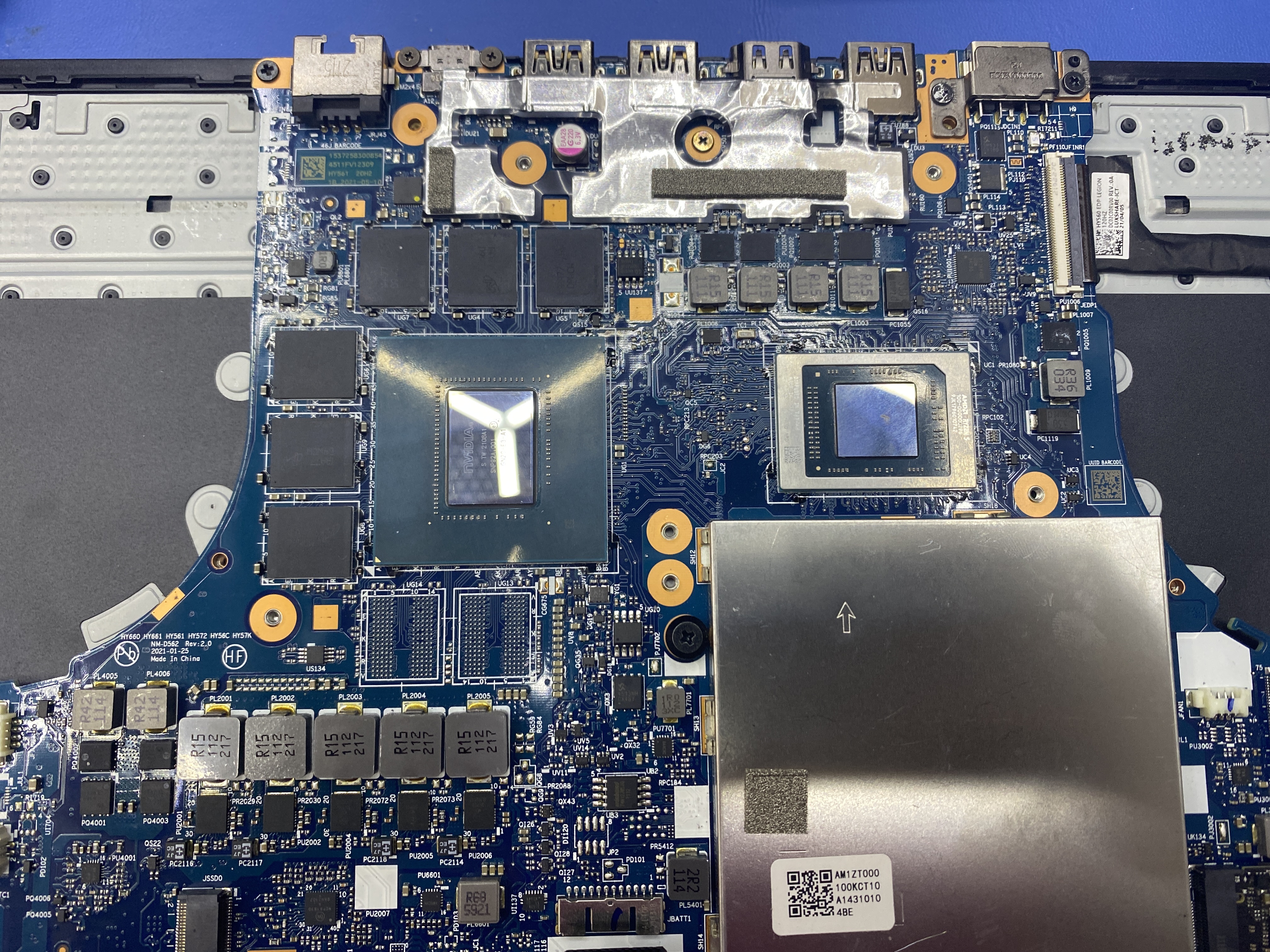 Základná doska Lenovo Legion počas servisu chladenia