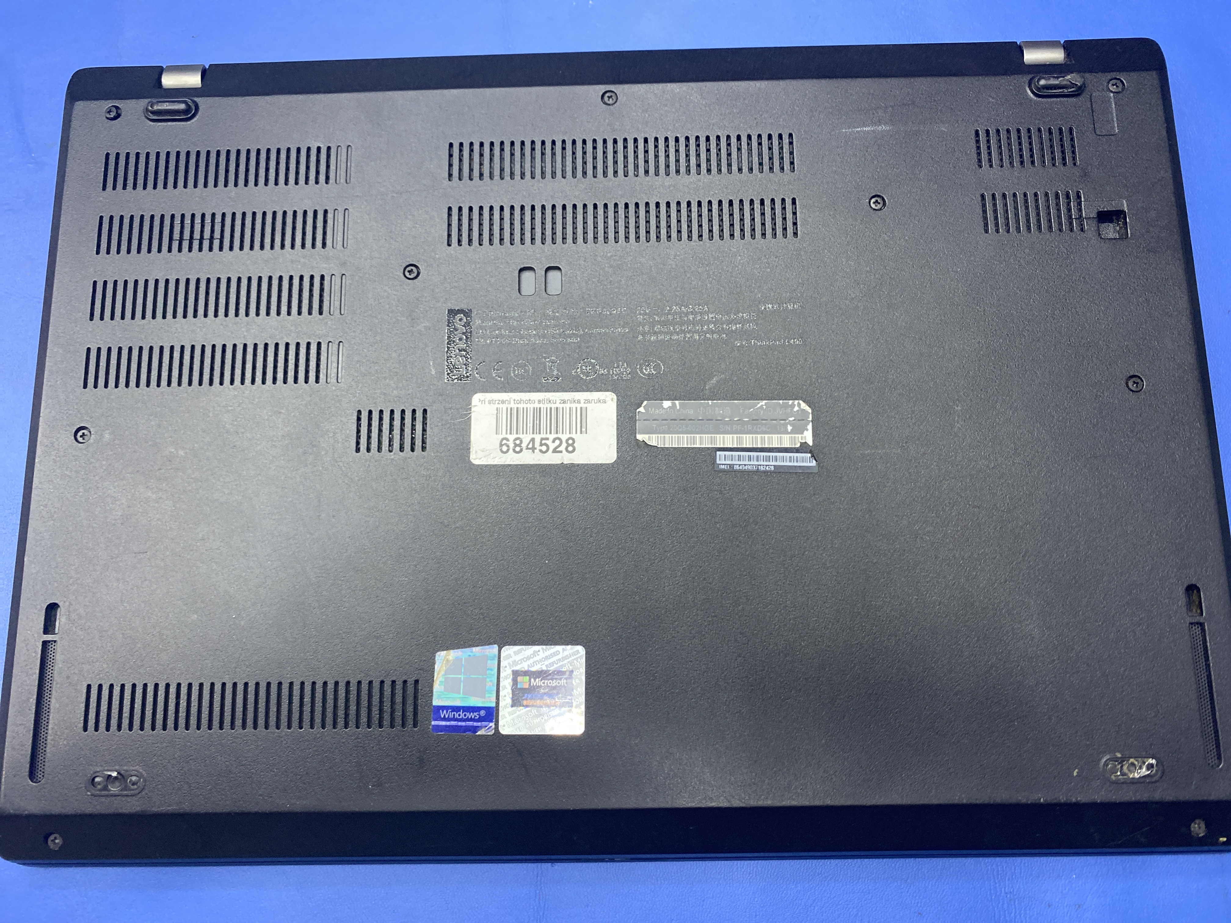 Spodná časť notebooku Lenovo ThinkPad pred otvorením a opravou napájania cez USB-C.