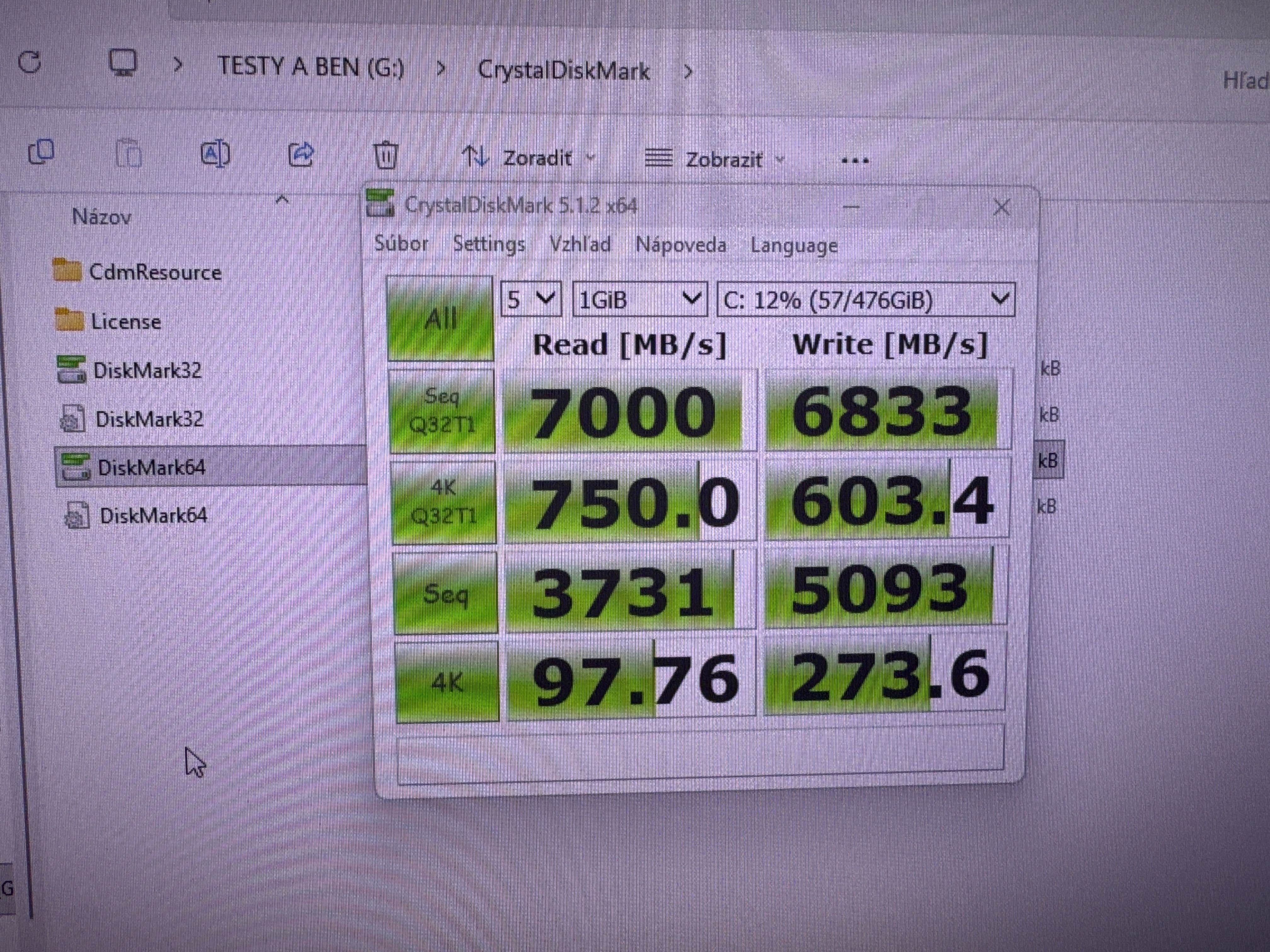 CrystalDiskMark na Samsung 990 PRO: 7 000 MB/s čítanie a 6 833 MB/s zápis.