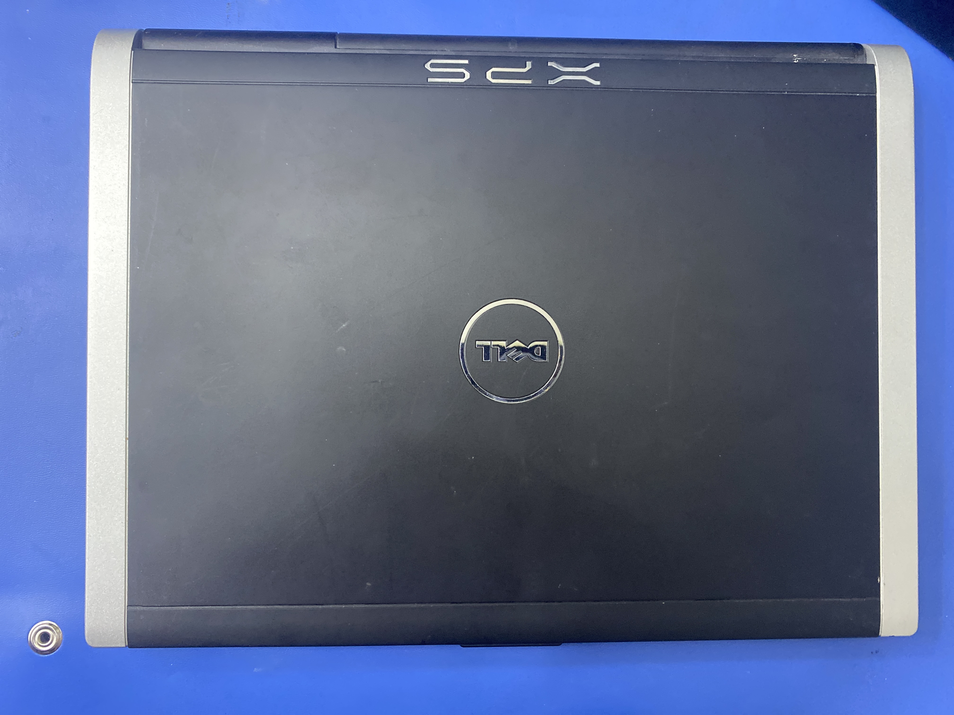 Vonkajší stav Dell XPS pred vybratím zdrojového disku.