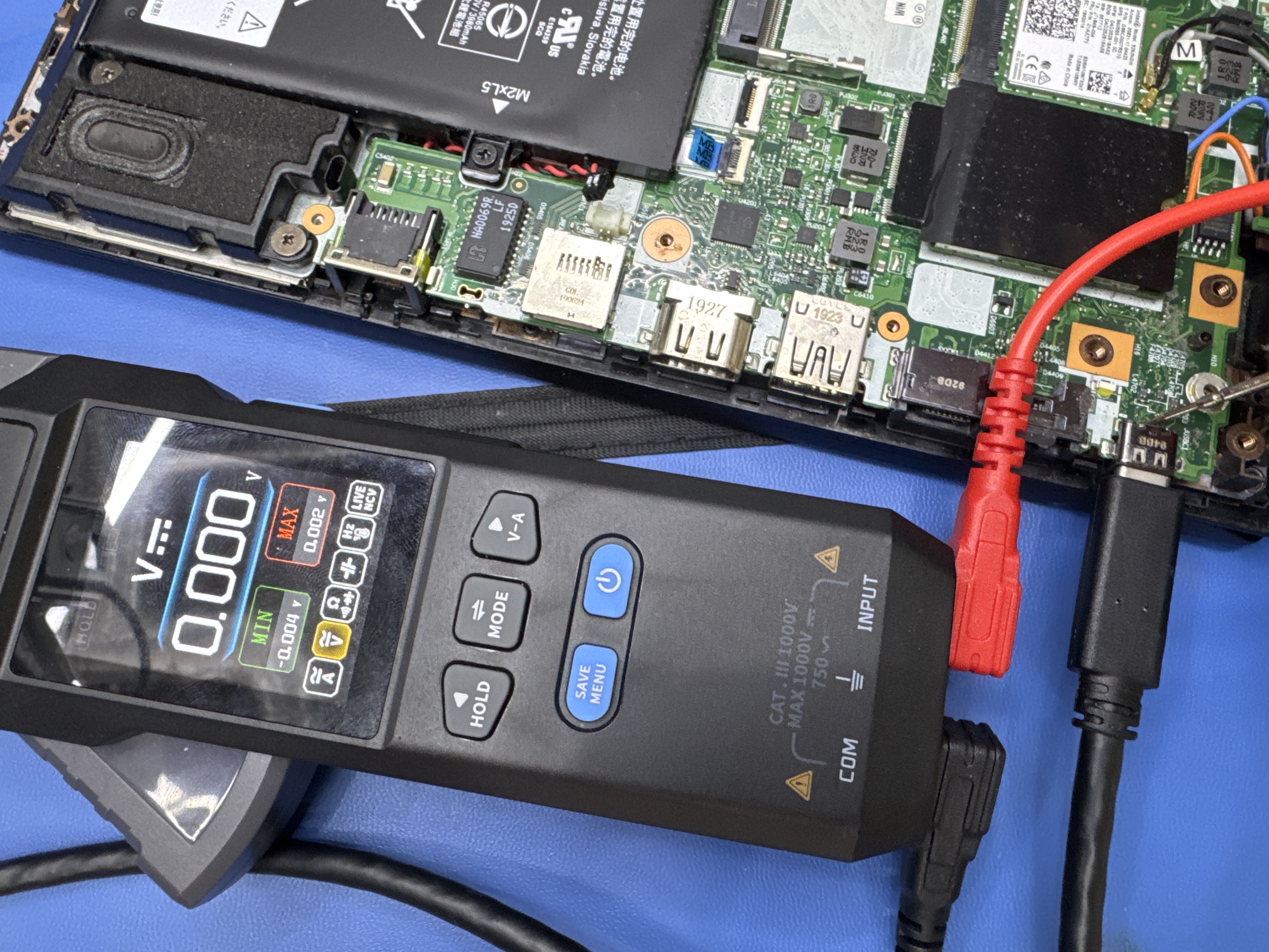 Meranie napájania notebooku externým wattmetrom počas diagnostiky USB-C vetvy.