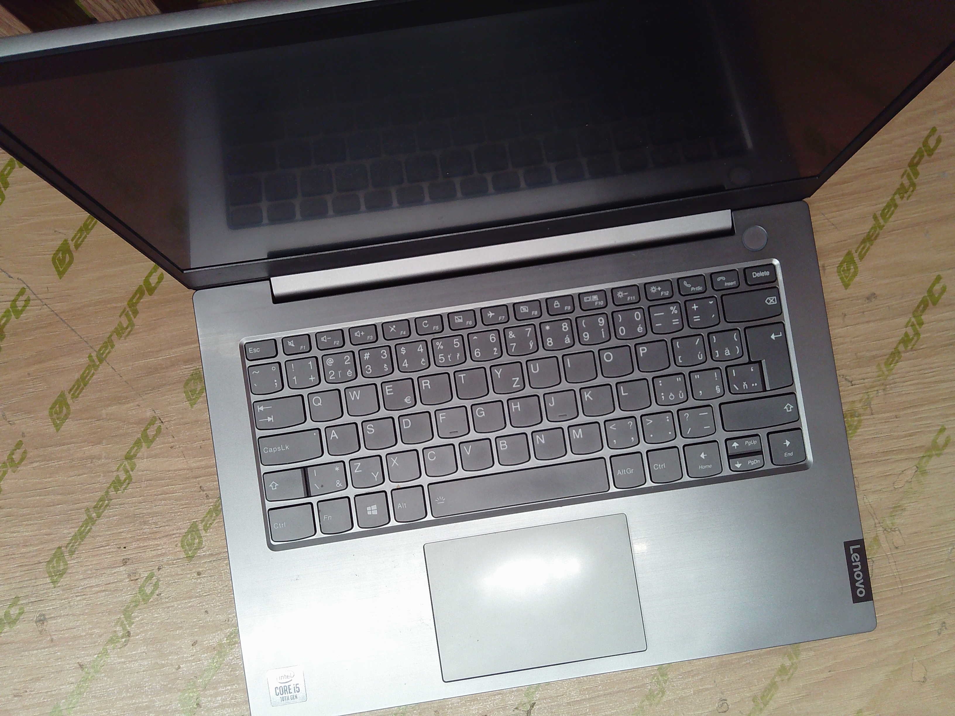 Klávesnica a displej notebooku Lenovo ThinkBook pri prijatí.