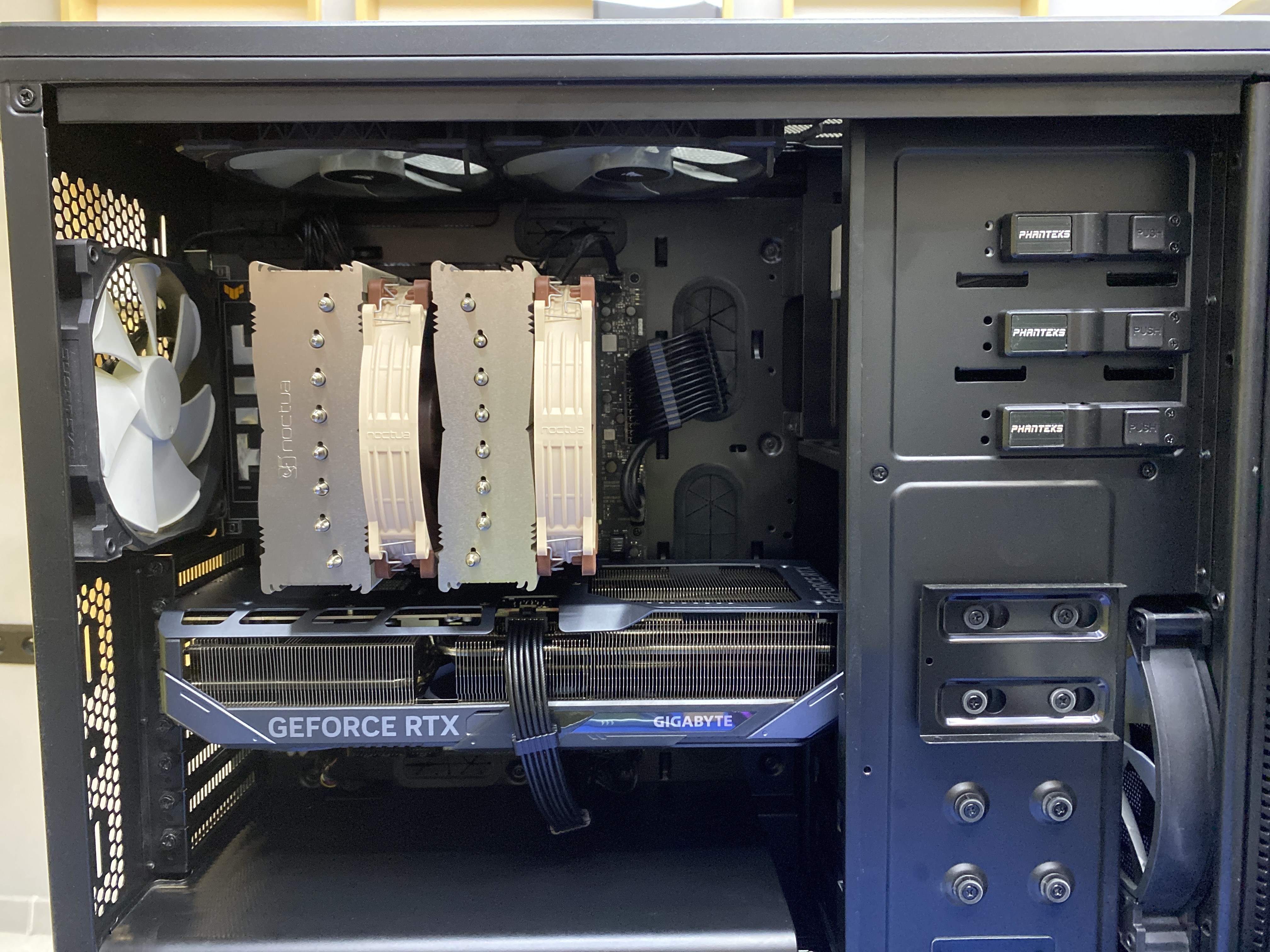 Hotová zostava s chladičom Noctua NH-D15 G2 a grafickou kartou RTX 5080.