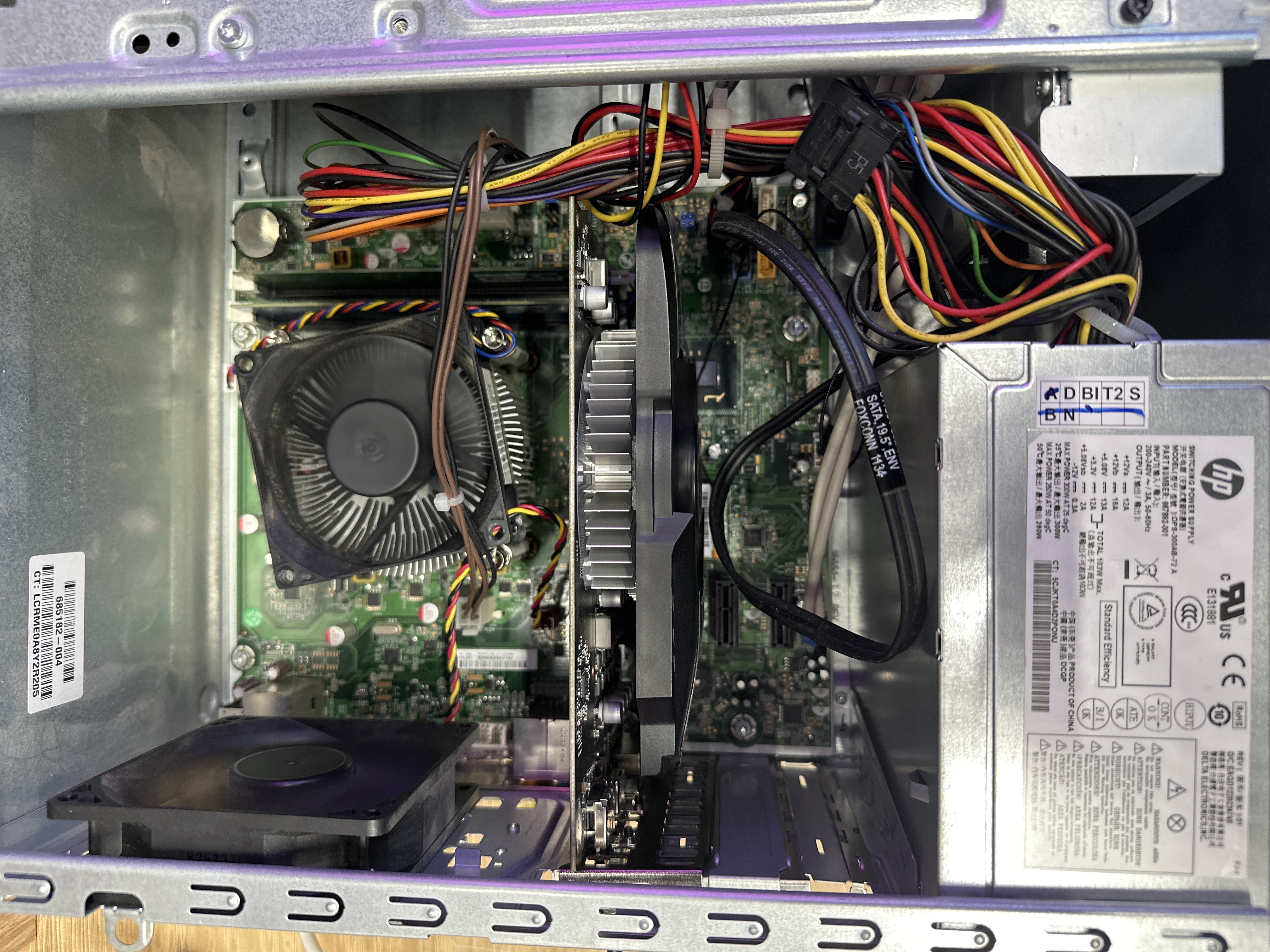 Otvorený HP desktop pri kontrole operačnej pamäte, úložiska a vnútorného zapojenia.