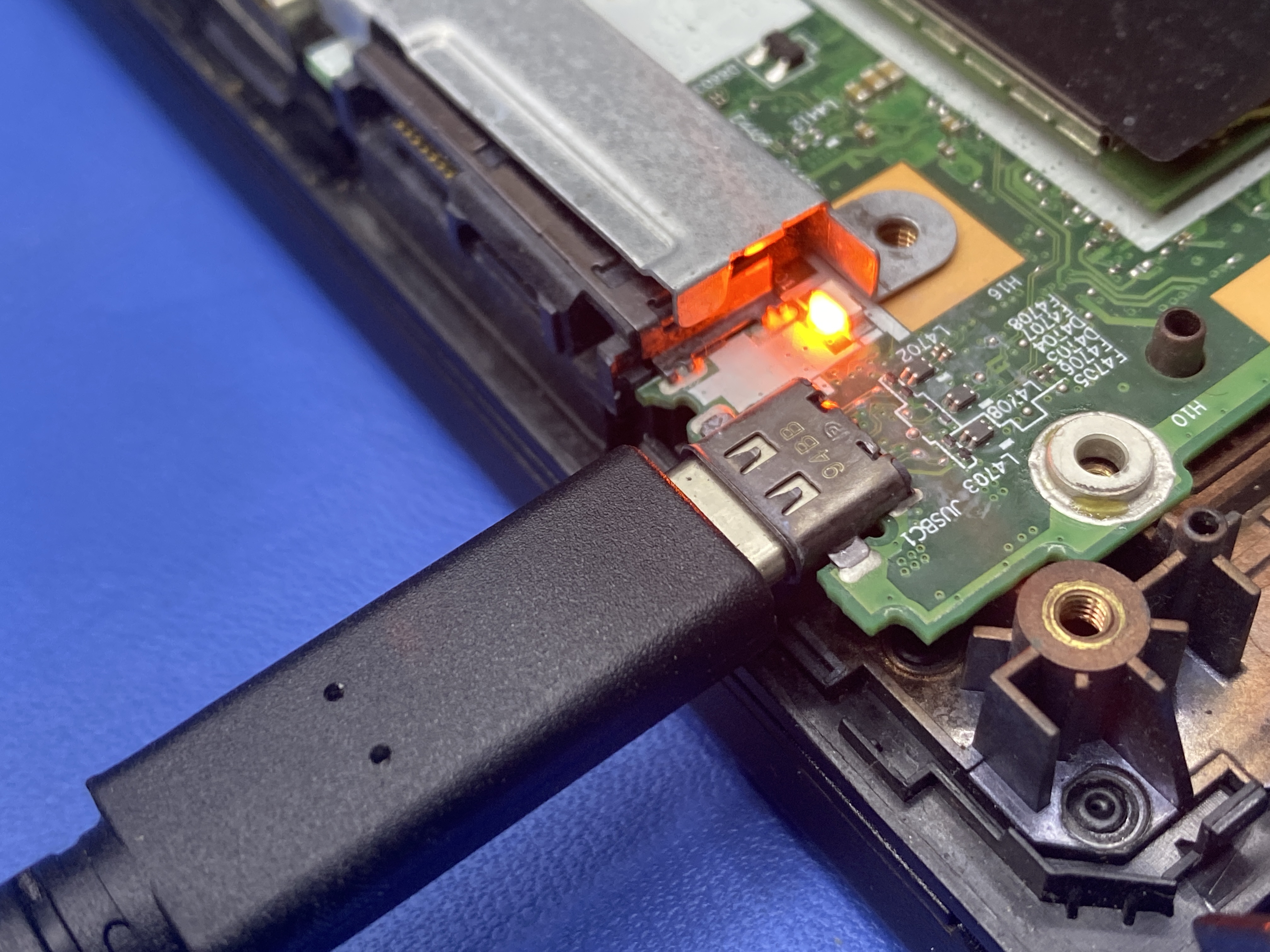 Zapojený napájací USB-C konektor so svietiacou indikáciou po oprave.