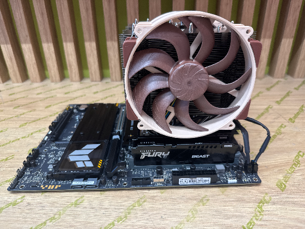 ASUS X870 s Ryzen 9 9900X3D, DDR5 a chladičom Noctua NH-D15 G2
