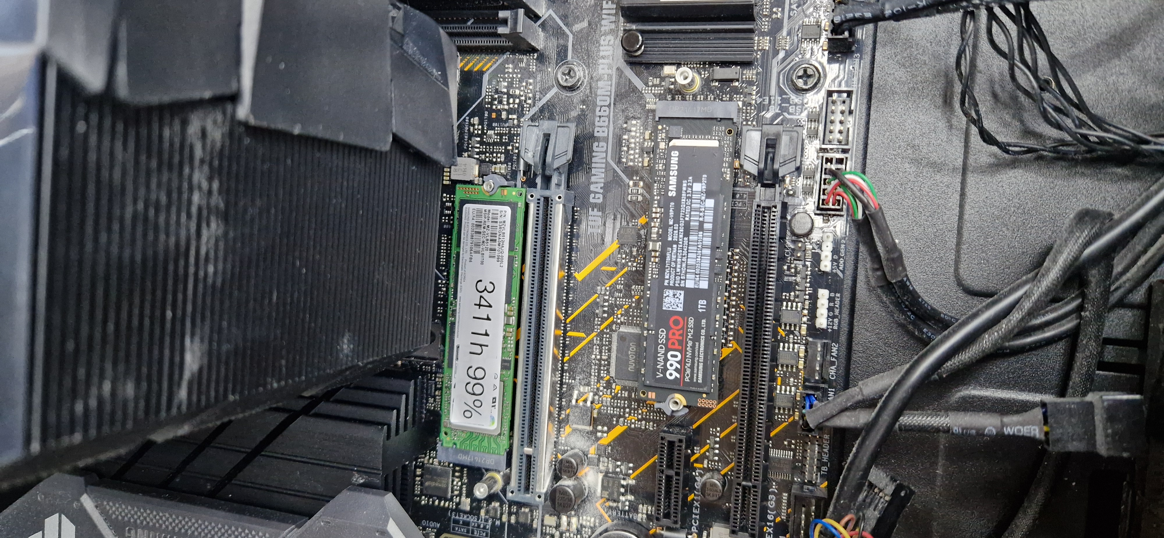 Vnútro custom PC pri diagnostike neúspešnej inštalácie Windows 11.