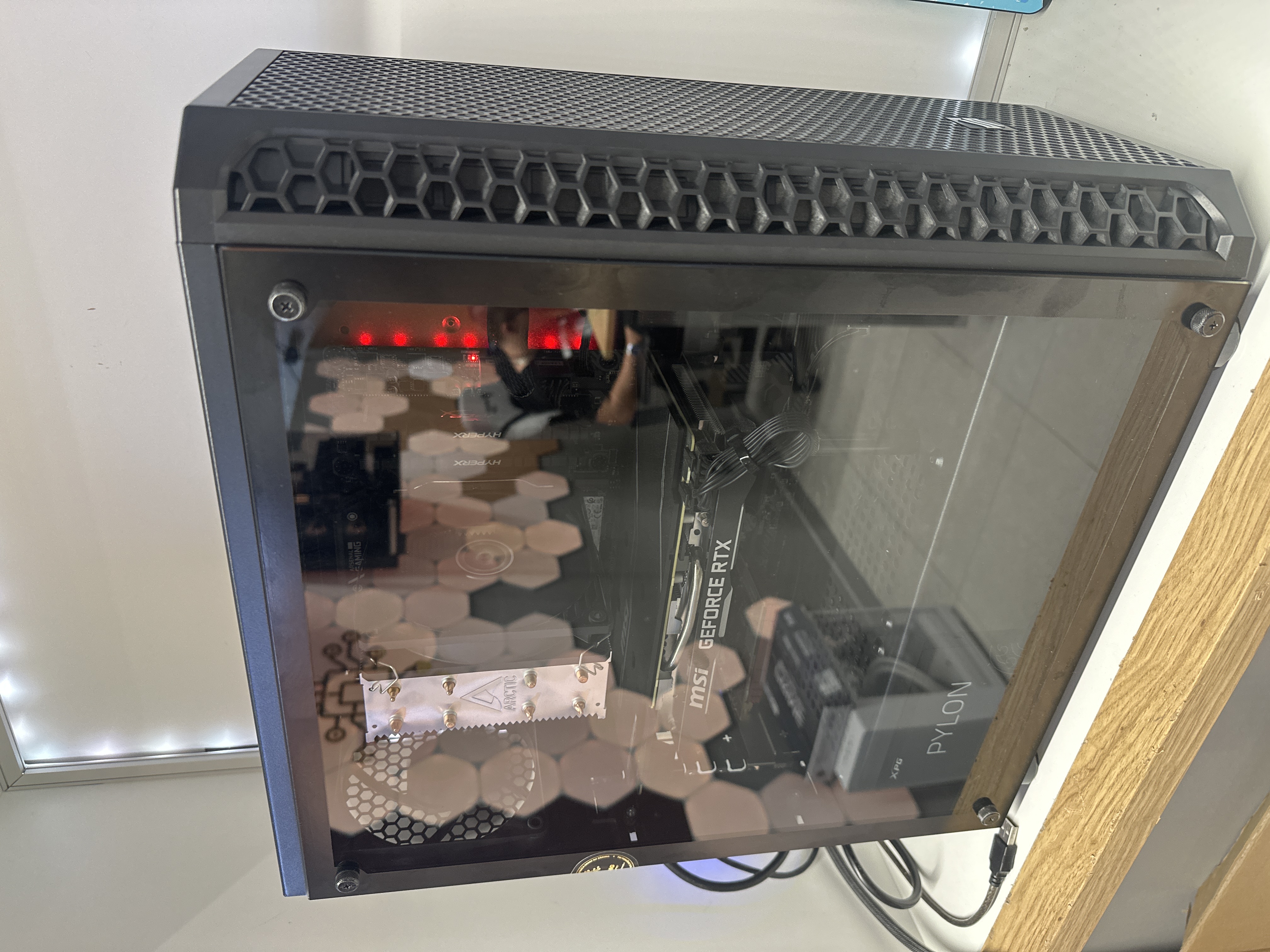 Zložená herná zostava Alza PC pri odovzdaní po servise.