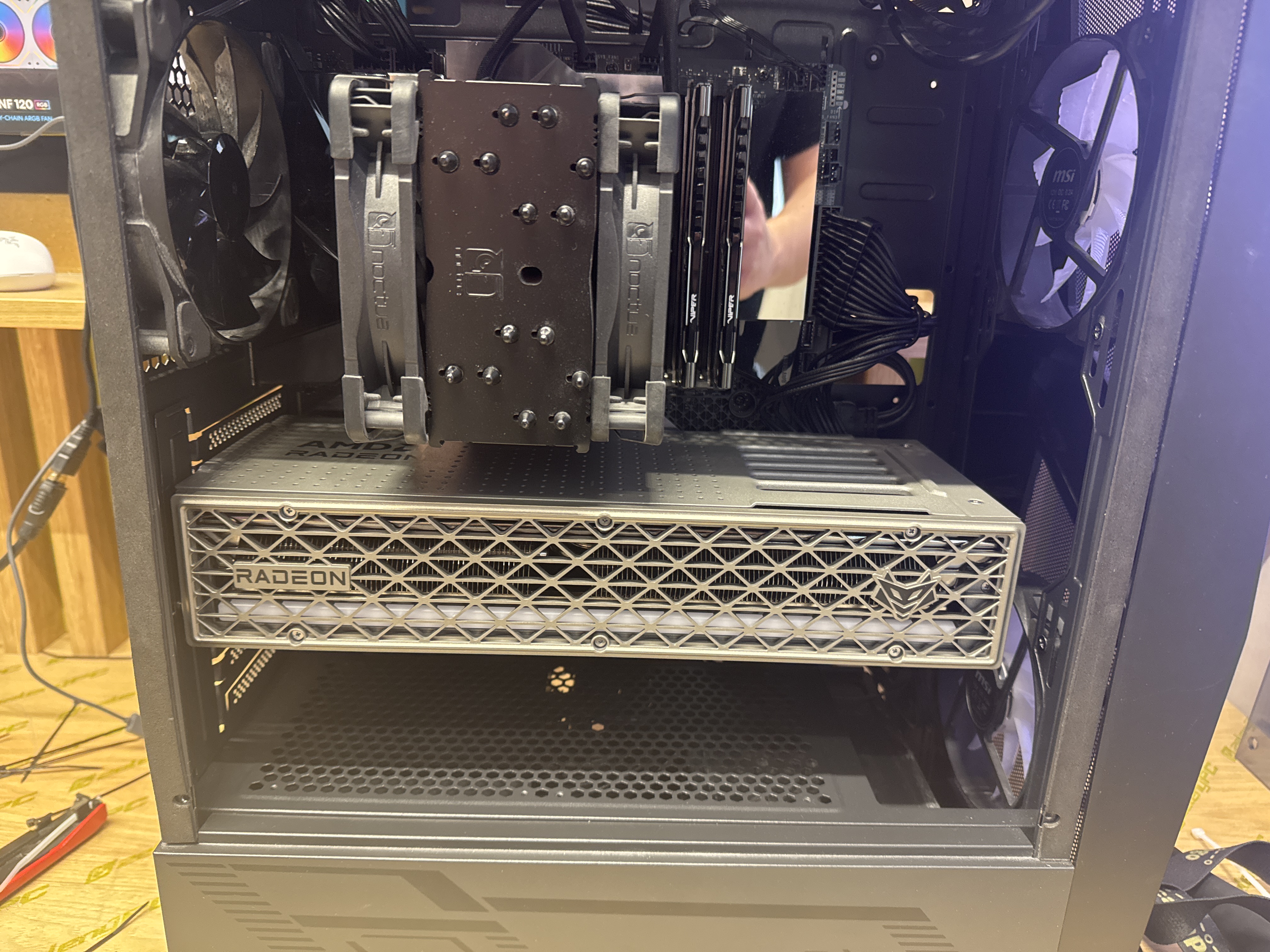 Osadená grafická karta Radeon a procesorové chladenie po montáži.