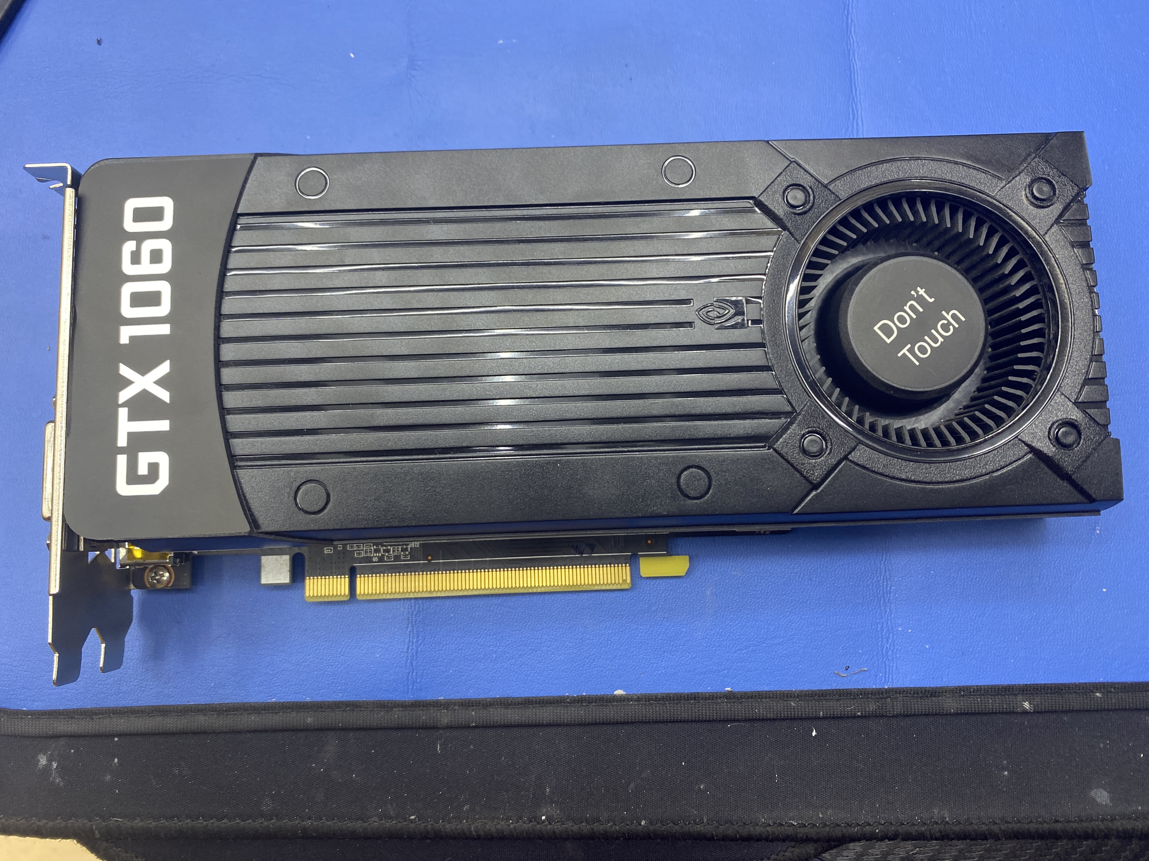 Zložená grafická karta GTX 1060 po obnove chladenia.