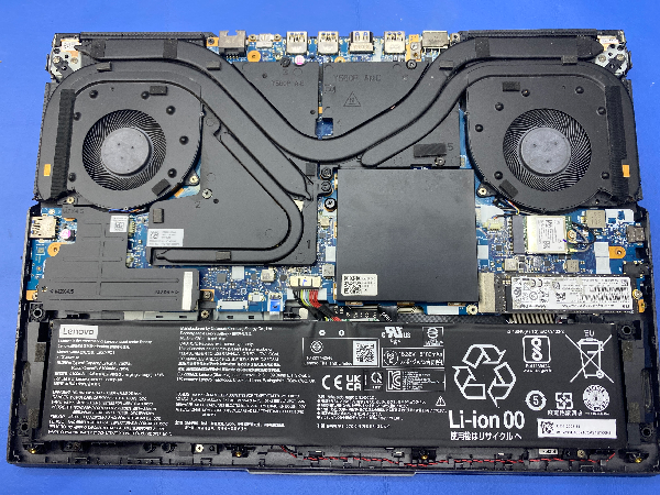 Vnútorné usporiadanie Lenovo Legion 5 Pro po odobratí spodného krytu; reproduktorové moduly sú umiestnené pri oboch spodných rohoch šasi.