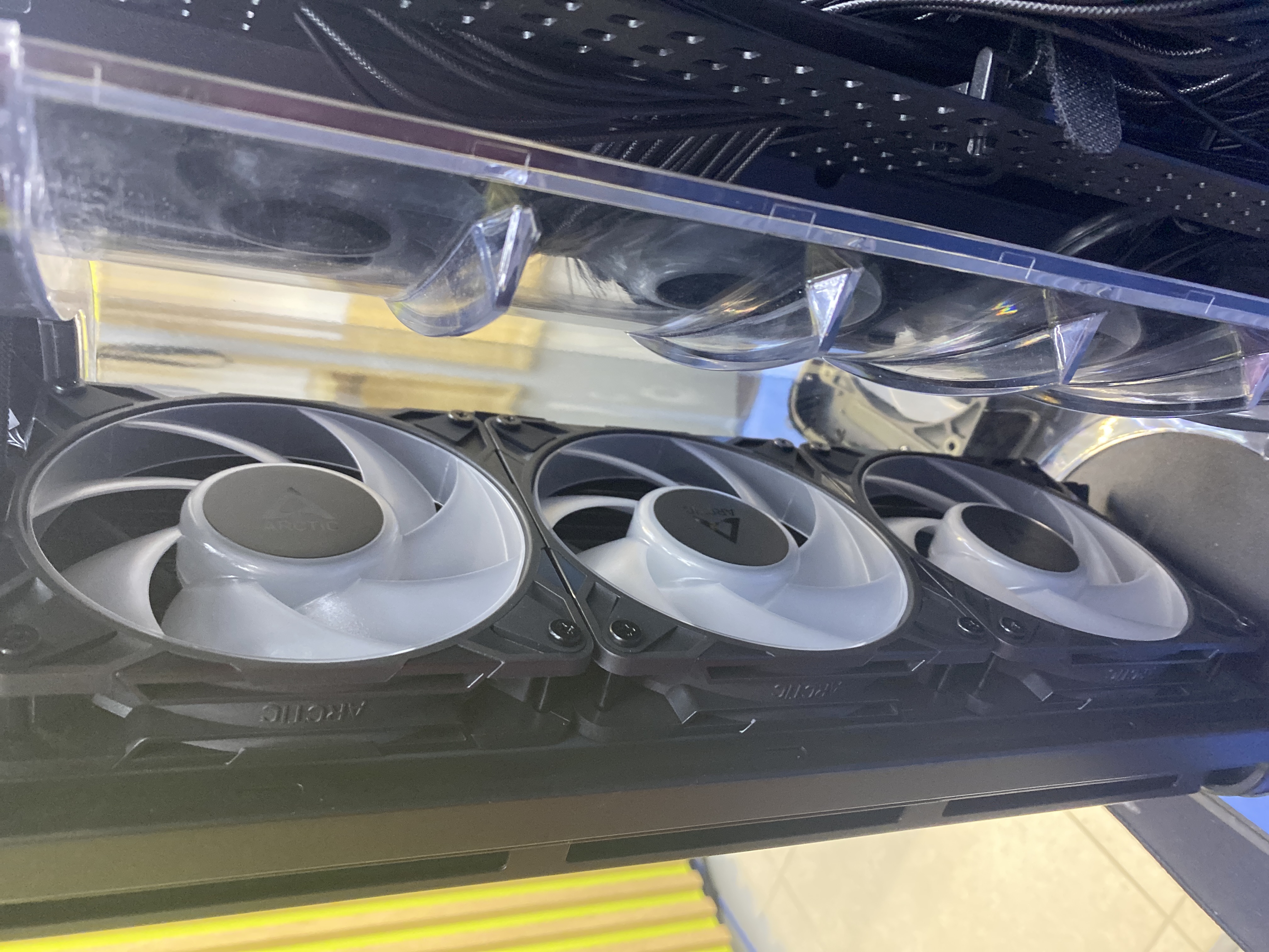 Ventilátory a chladiaca sústava počas kompletizácie.