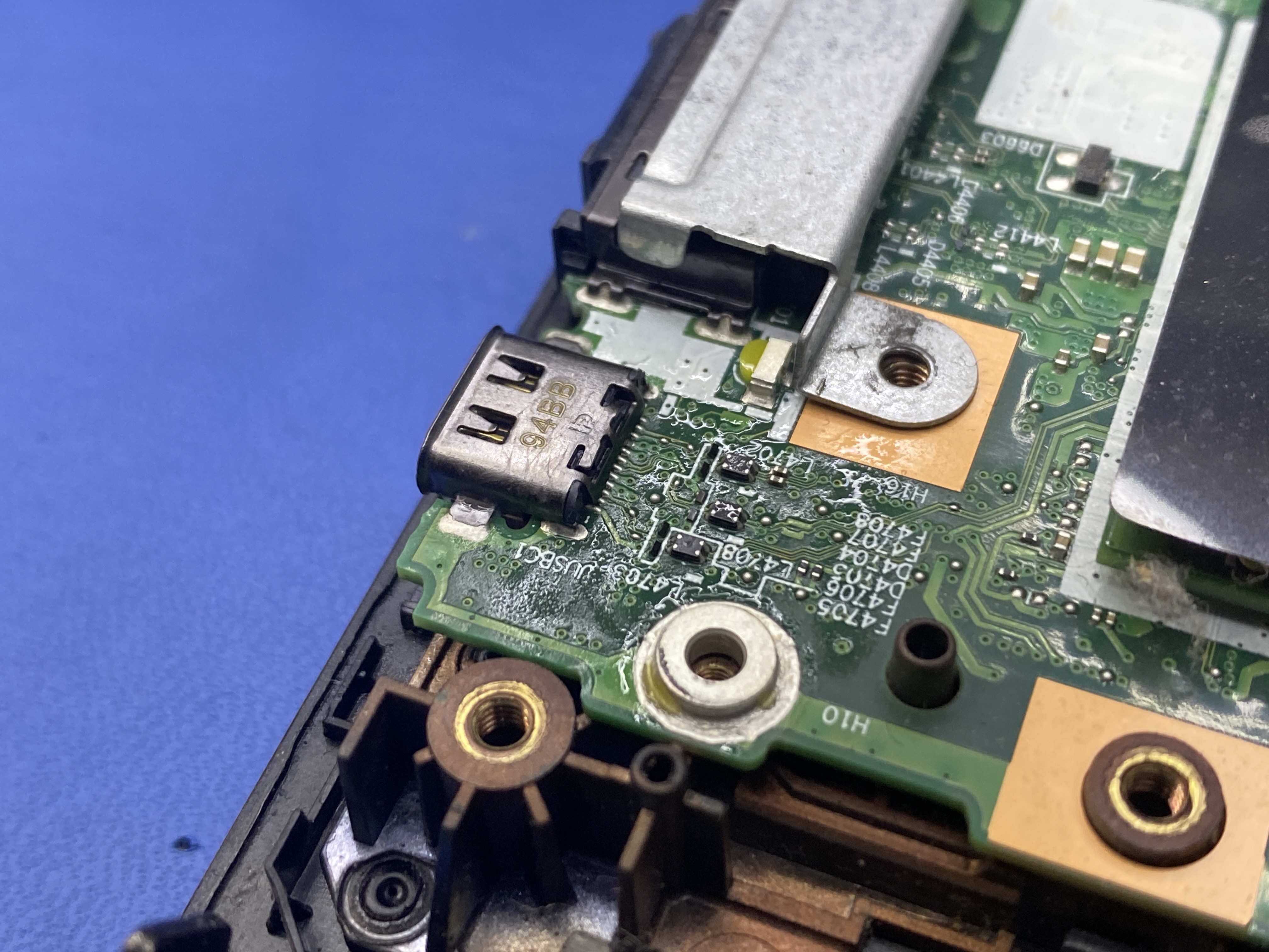 USB-C konektor po oprave a obnovení mechanického kotvenia k doske.