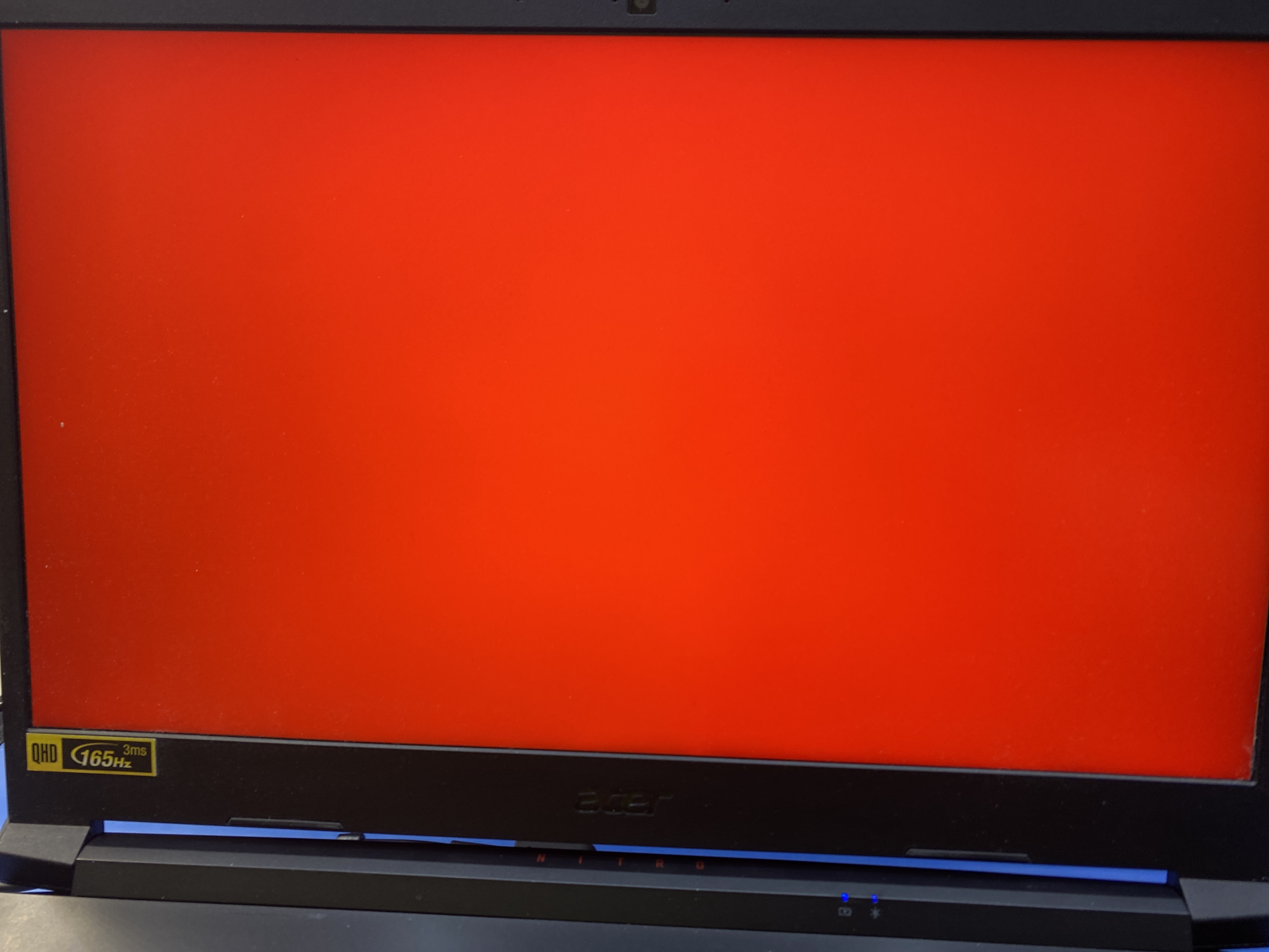 Zložený Acer Nitro pri záverečnej kontrole displeja.