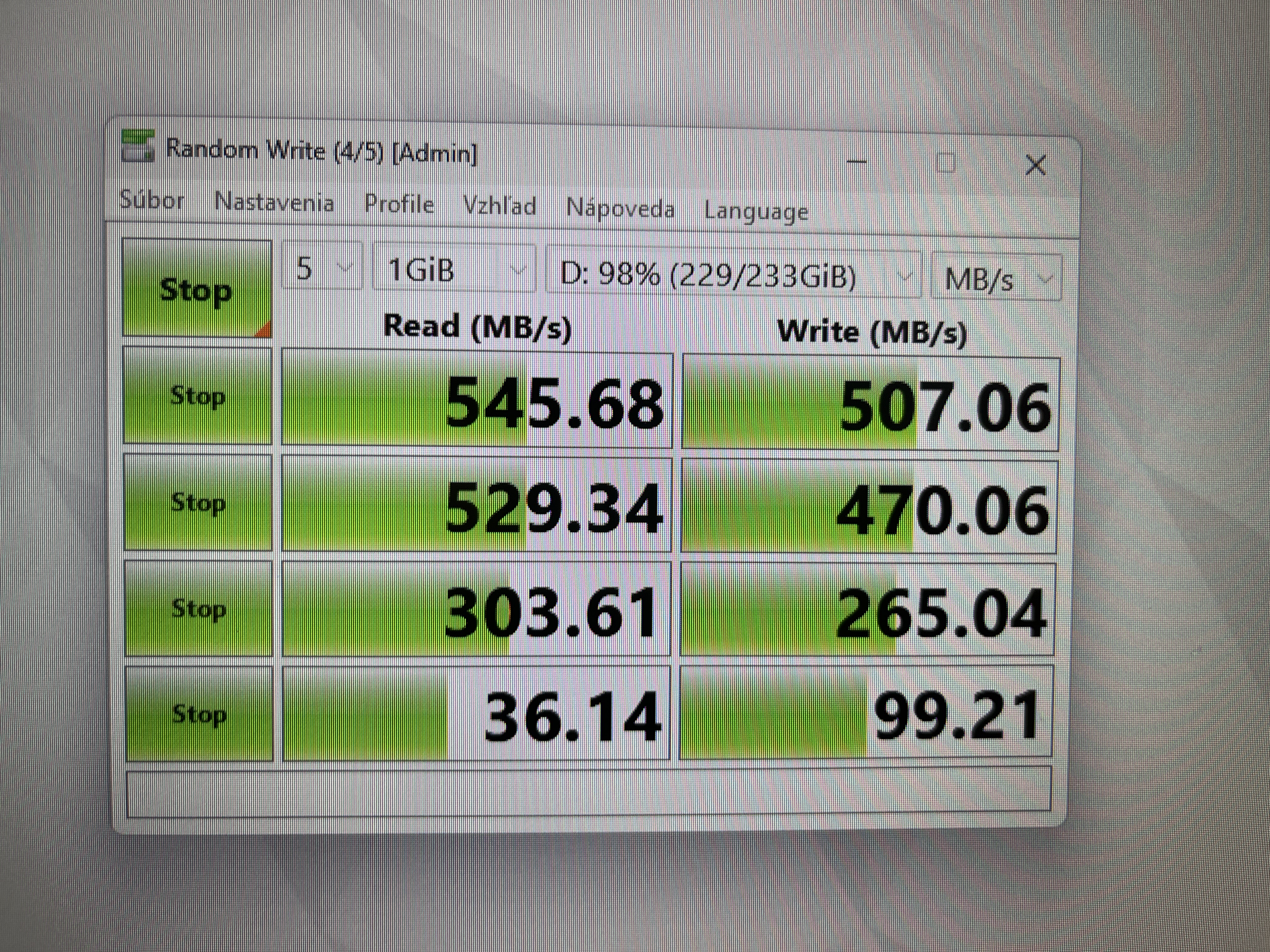 CrystalDiskMark nameral sekvenčne 545,68 MB/s pri čítaní a 507,06 MB/s pri zápise.