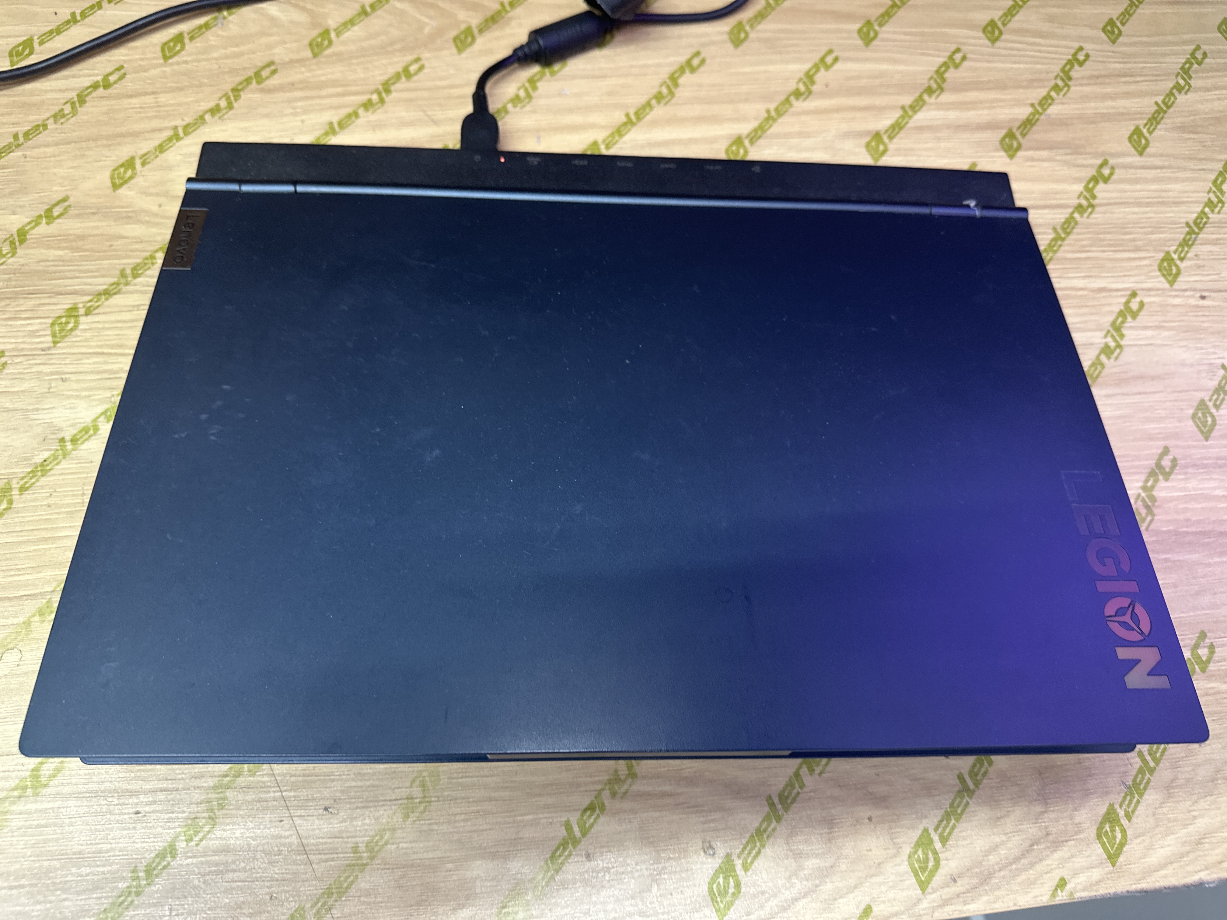 Lenovo Legion pred servisom chladiacej sústavy.