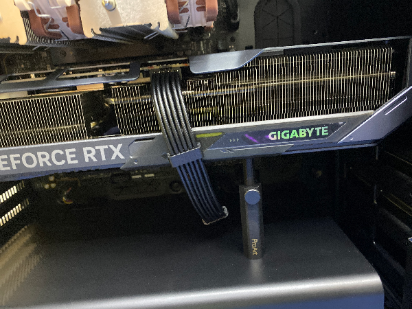 RTX 5080 s GPU holderom v skrinke Phanteks Enthoo Pro