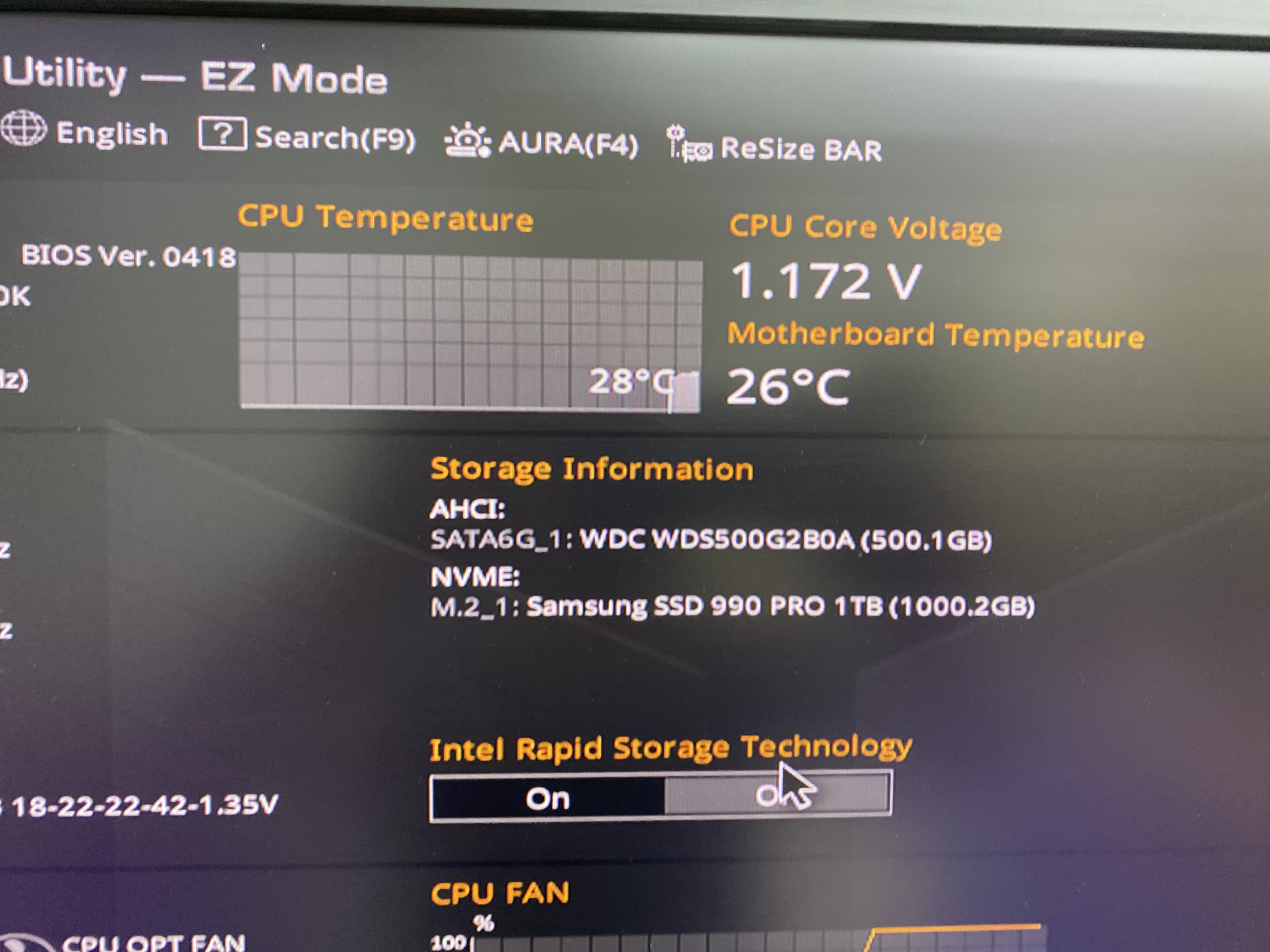 UEFI rozpoznalo Samsung SSD 990 PRO 1 TB aj servisný SATA disk pri kontrole bootovania.